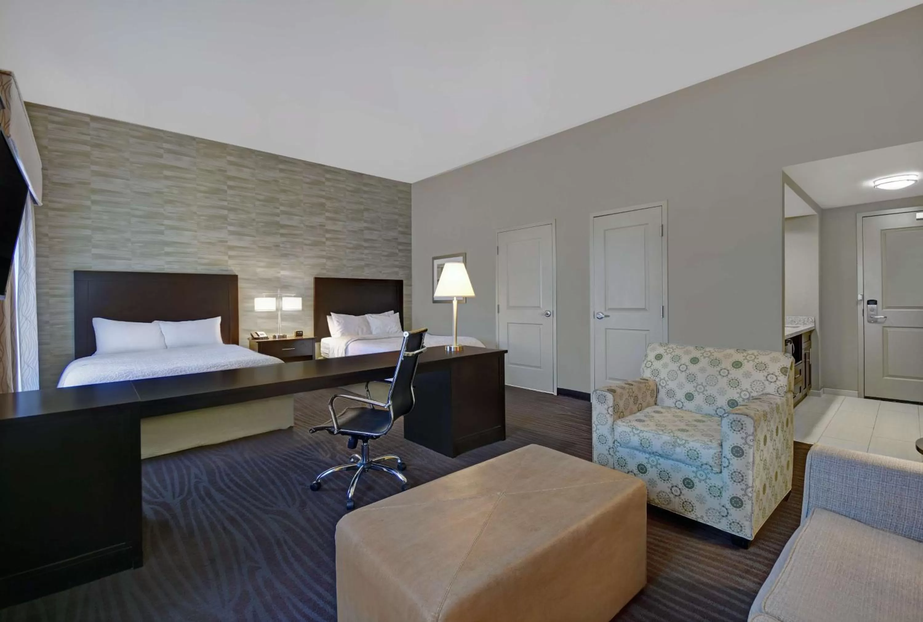 Bedroom, Bed in Hampton Inn and Suites Robbinsville