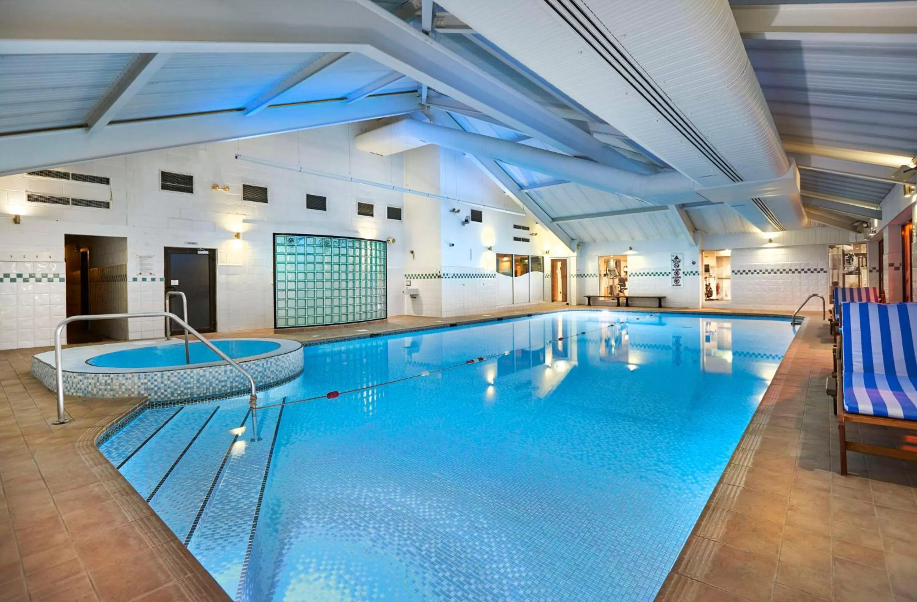 Swimming pool in DoubleTree by Hilton Bristol North