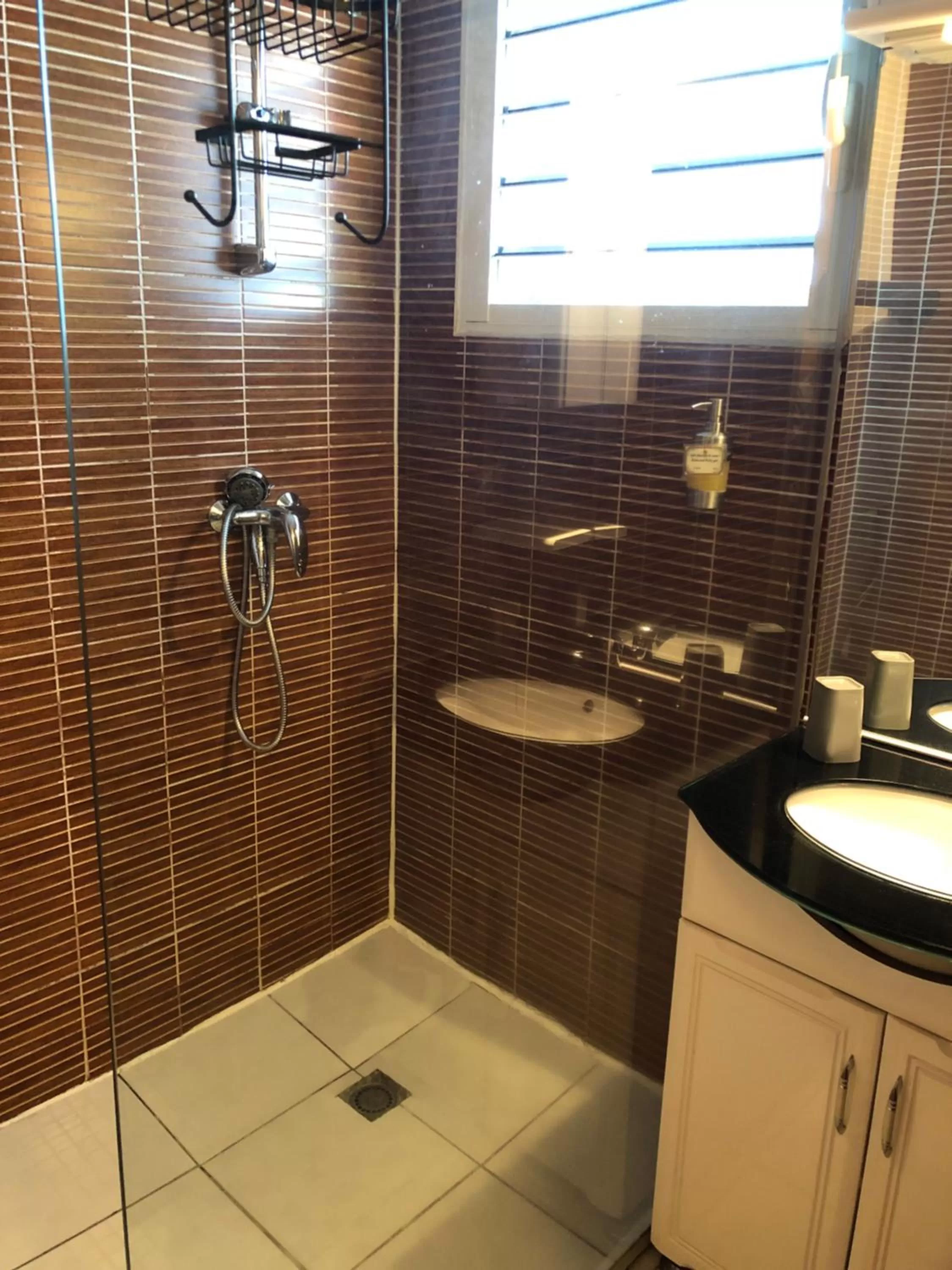 Bathroom in Hôtel Le Soleil Couchant