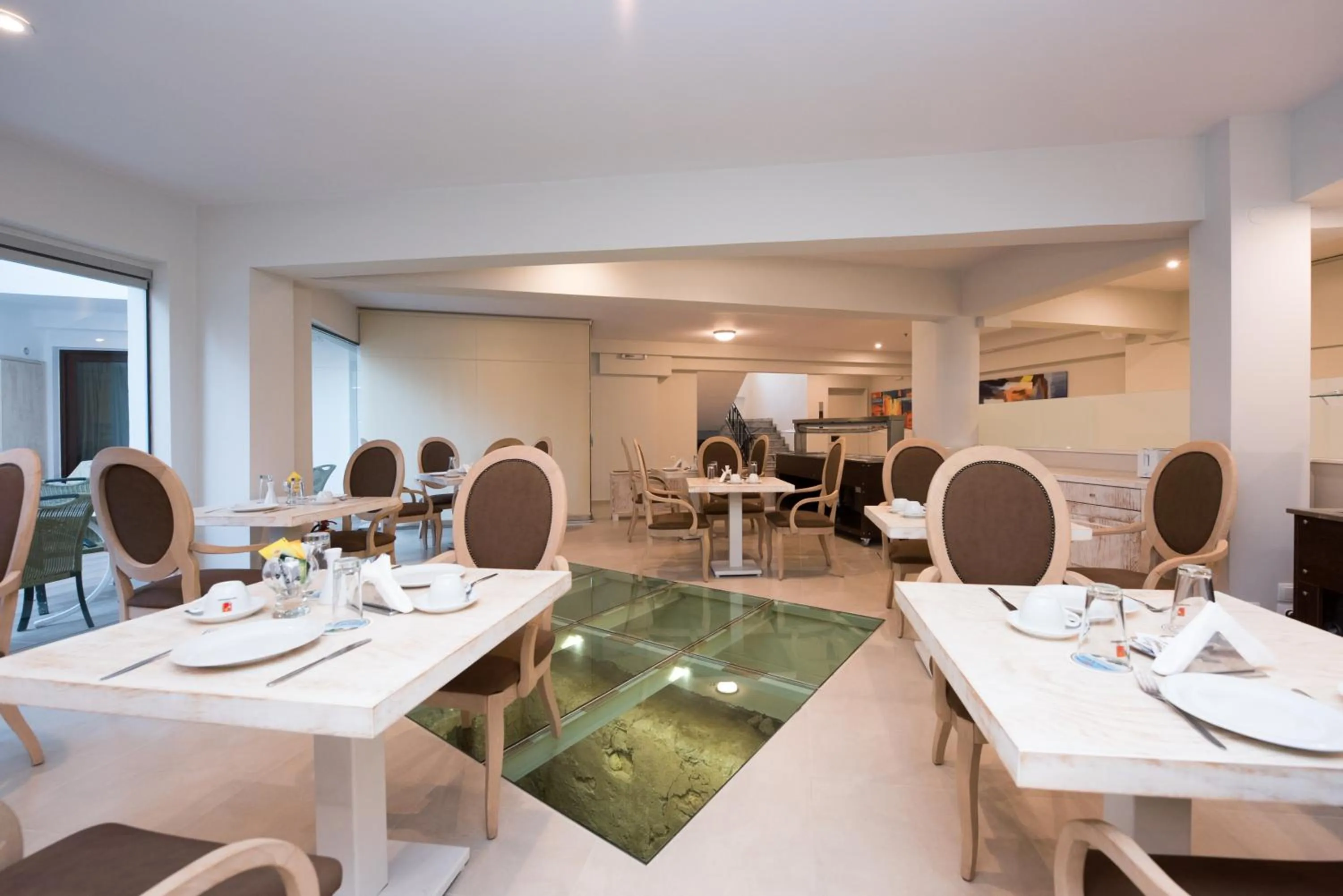Restaurant/places to eat in Artemis Hotel Apartments