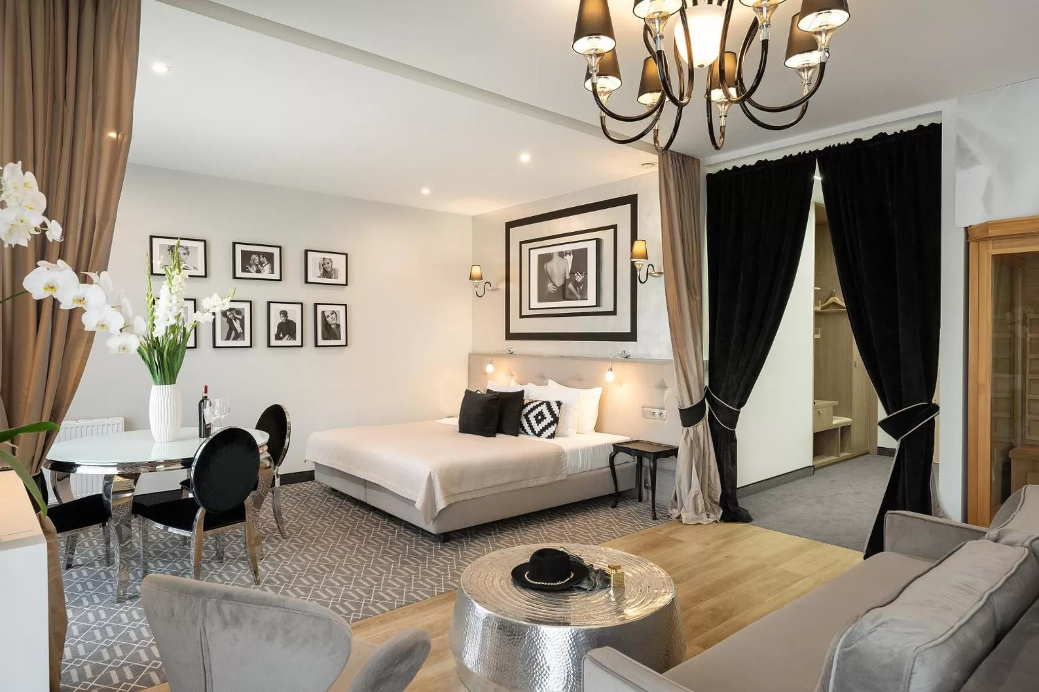 Seating area, Bed in Hotel Atelia