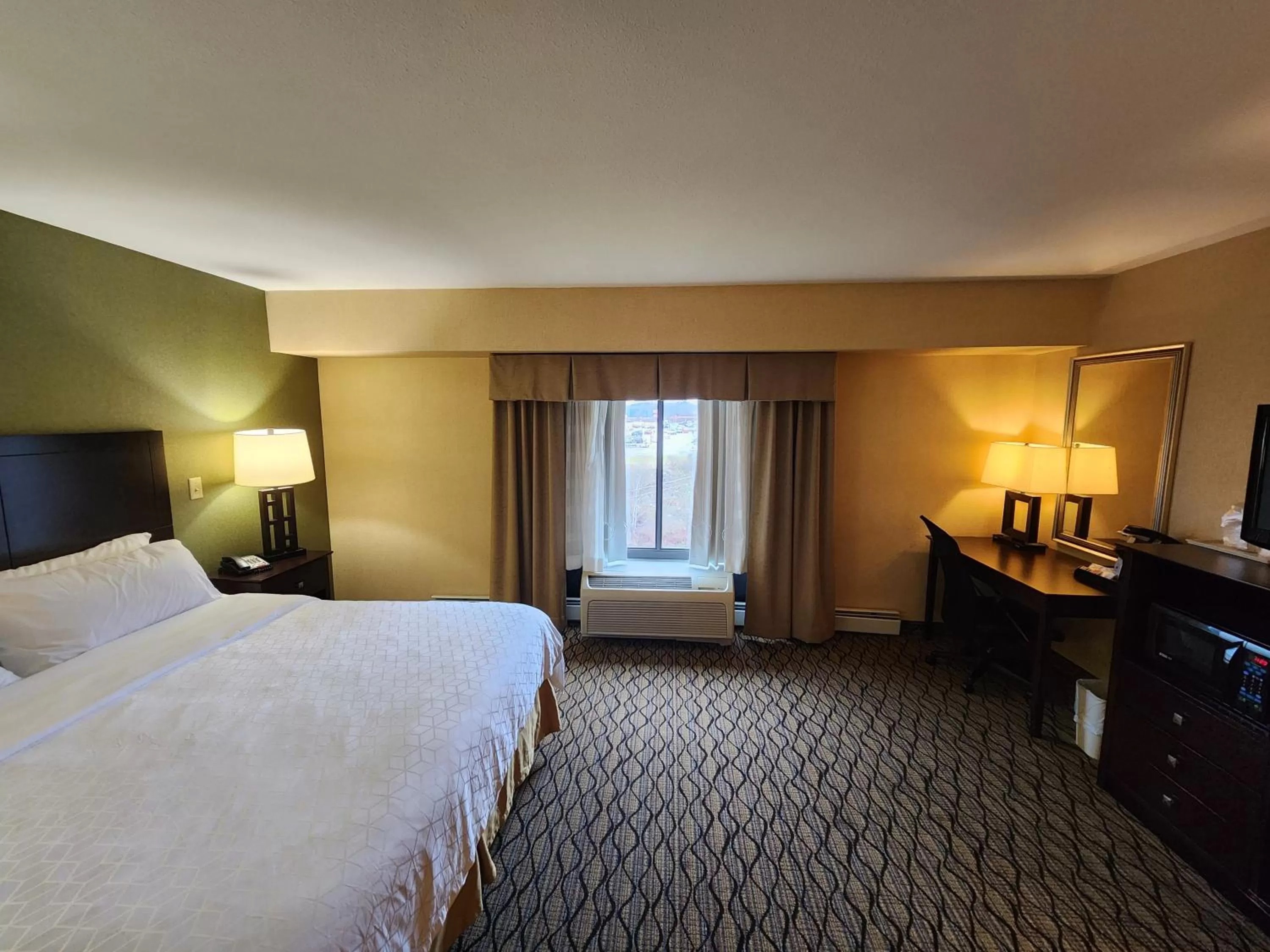 Bedroom in Kittanning Plaza Hotel