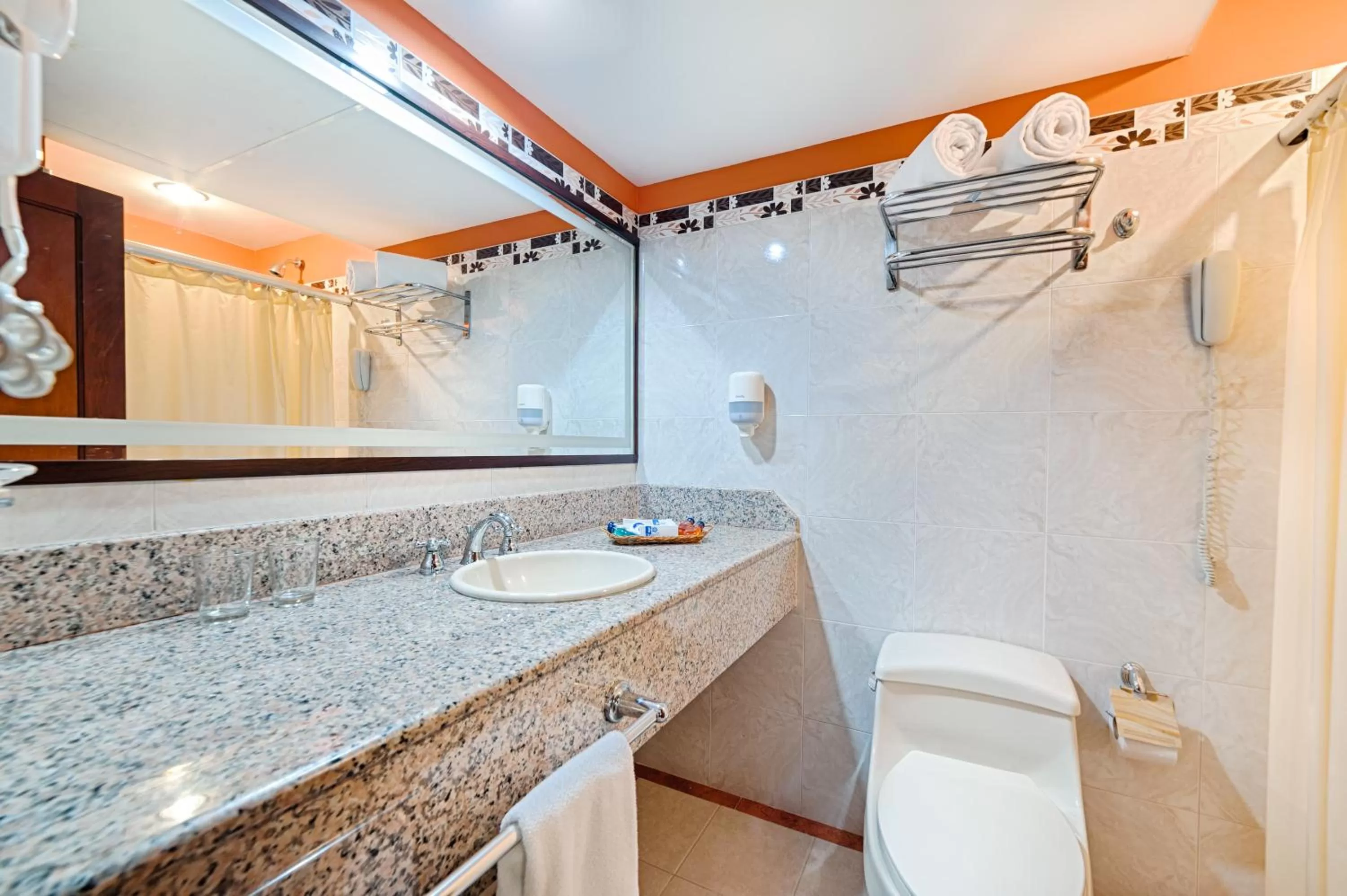 Shower in Hotel Obelisco