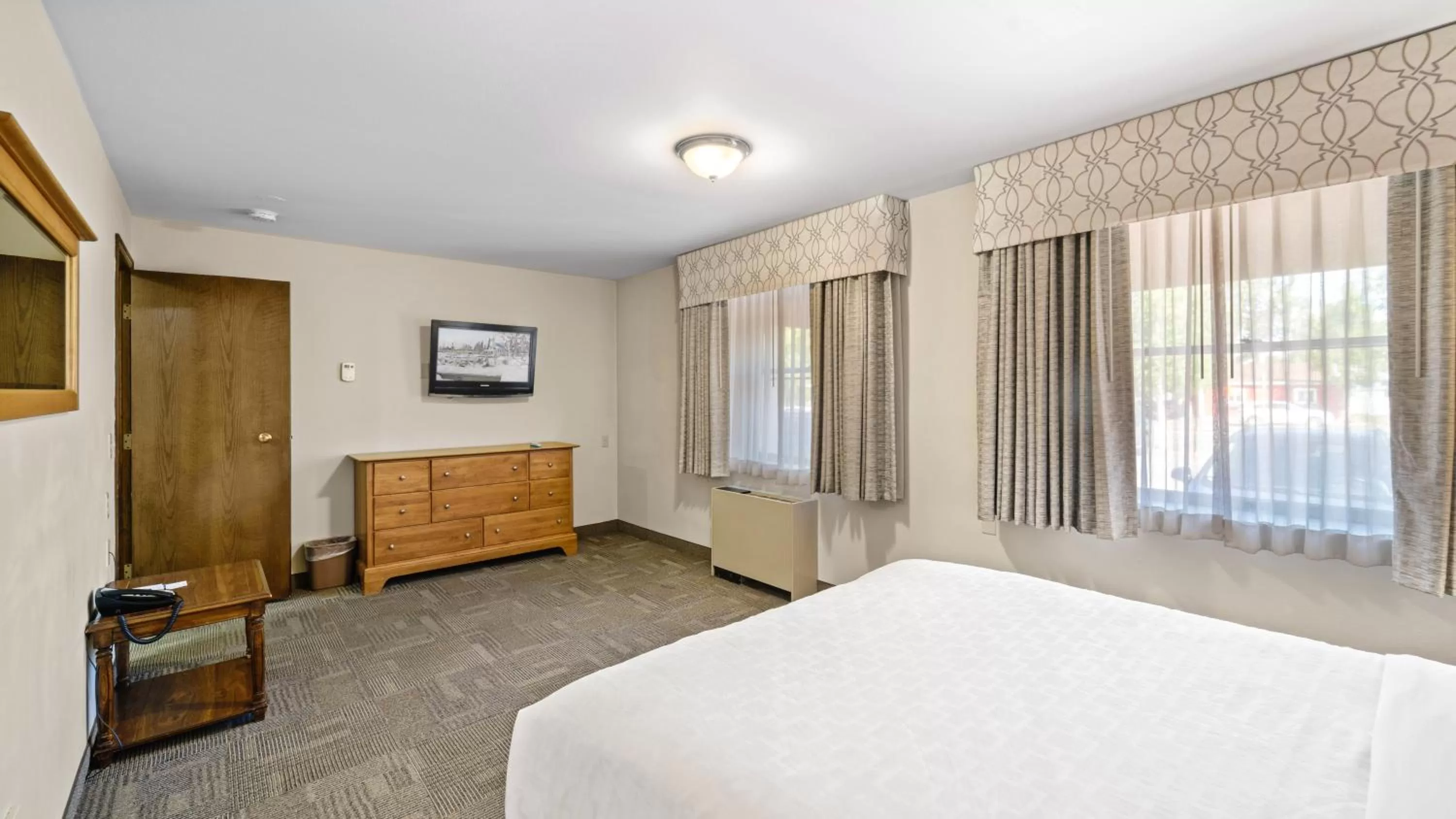 VIP, Bed in Clarion Hotel & Suites Fairbanks near Ft Wainwright