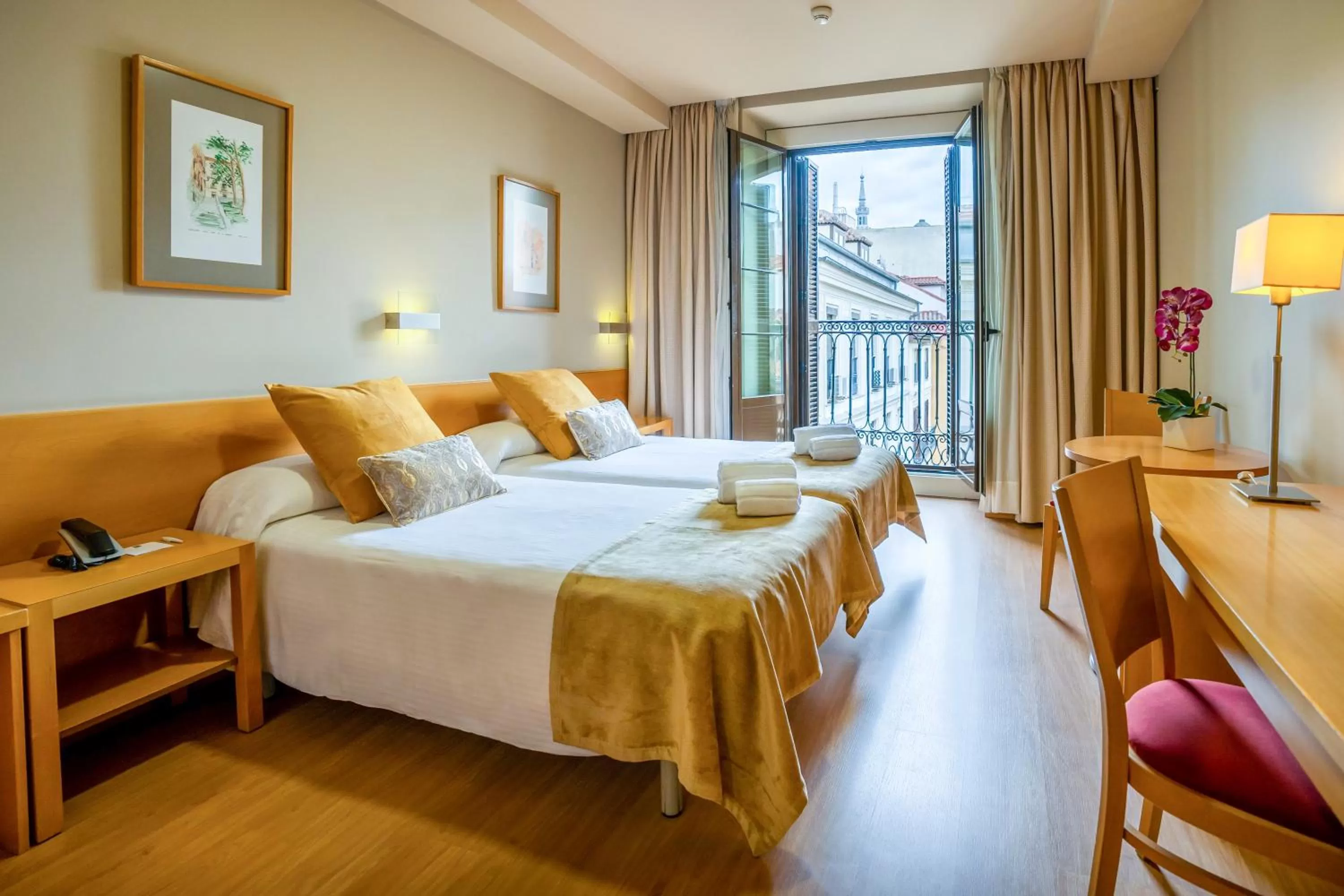 Pool view, Bed in Victoria 4 Puerta del Sol