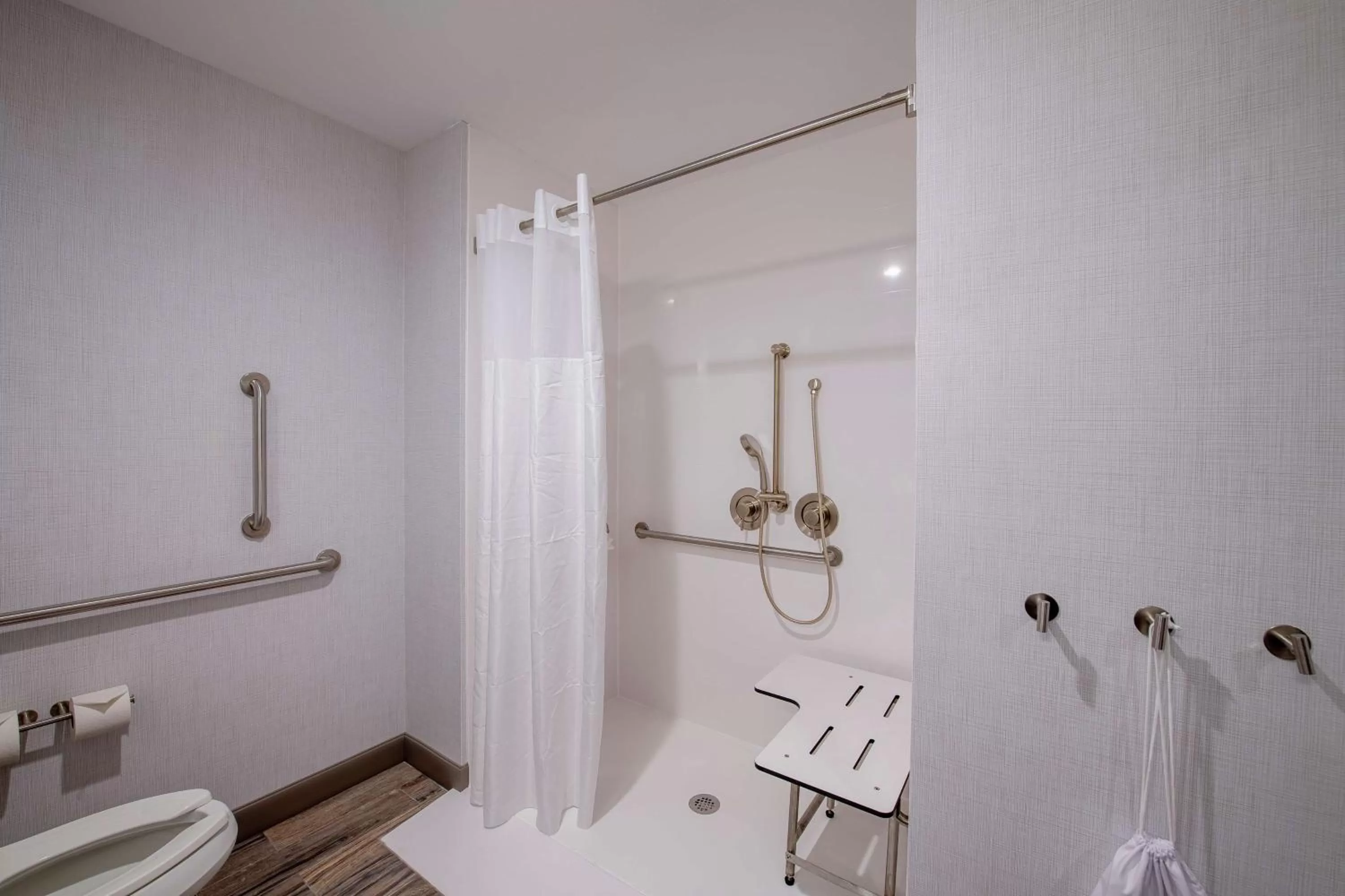 Bathroom in Hampton Inn & Suites Duncanville Dallas, Tx