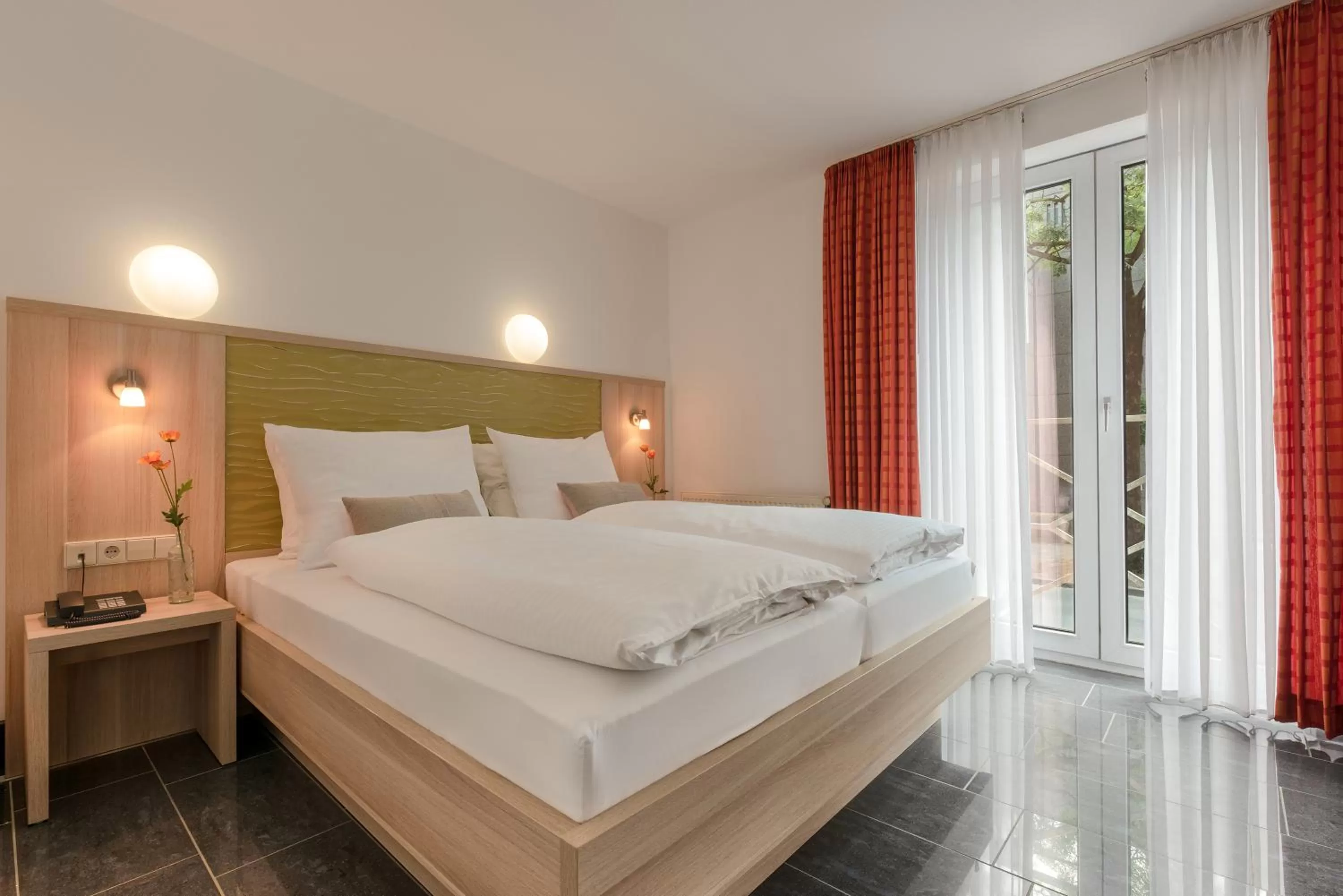 Bathroom, Bed in Hotel Europa