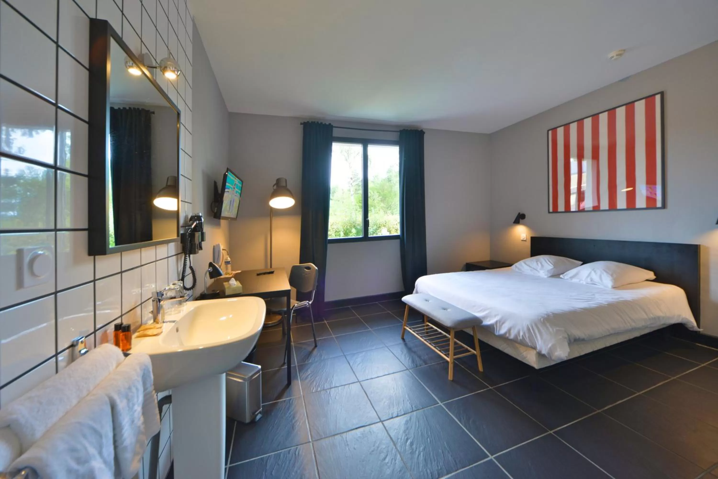 TV and multimedia, Bed in Logis - Hotel Restaurant La Mire