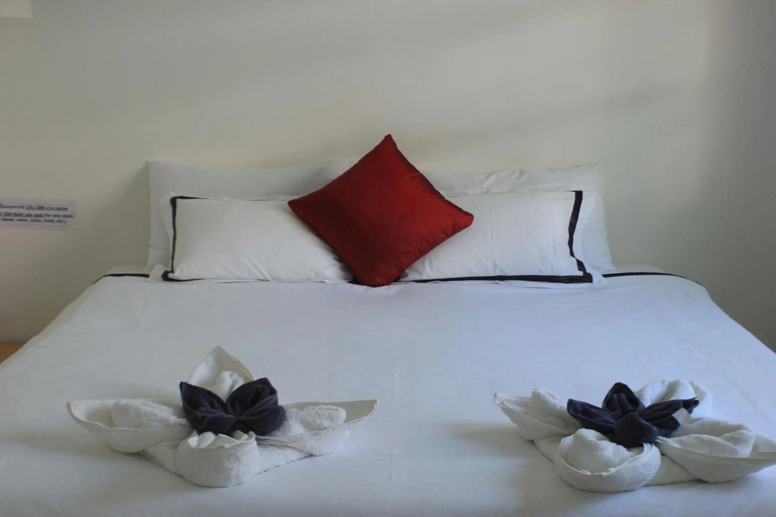 Bedroom, Bed in 1715 House - White Rhino