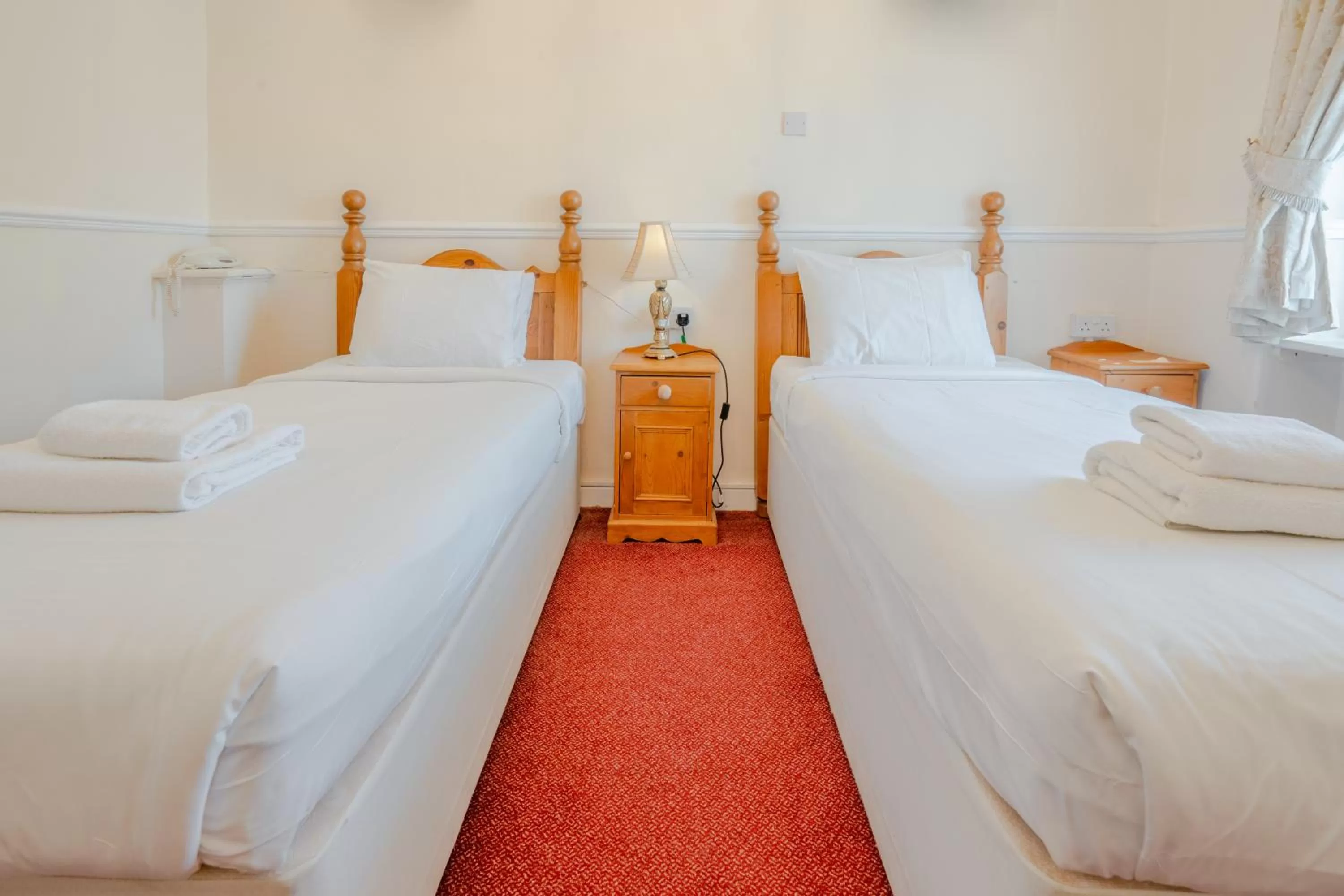 Bedroom, Bed in Crown Hotel Cotswold