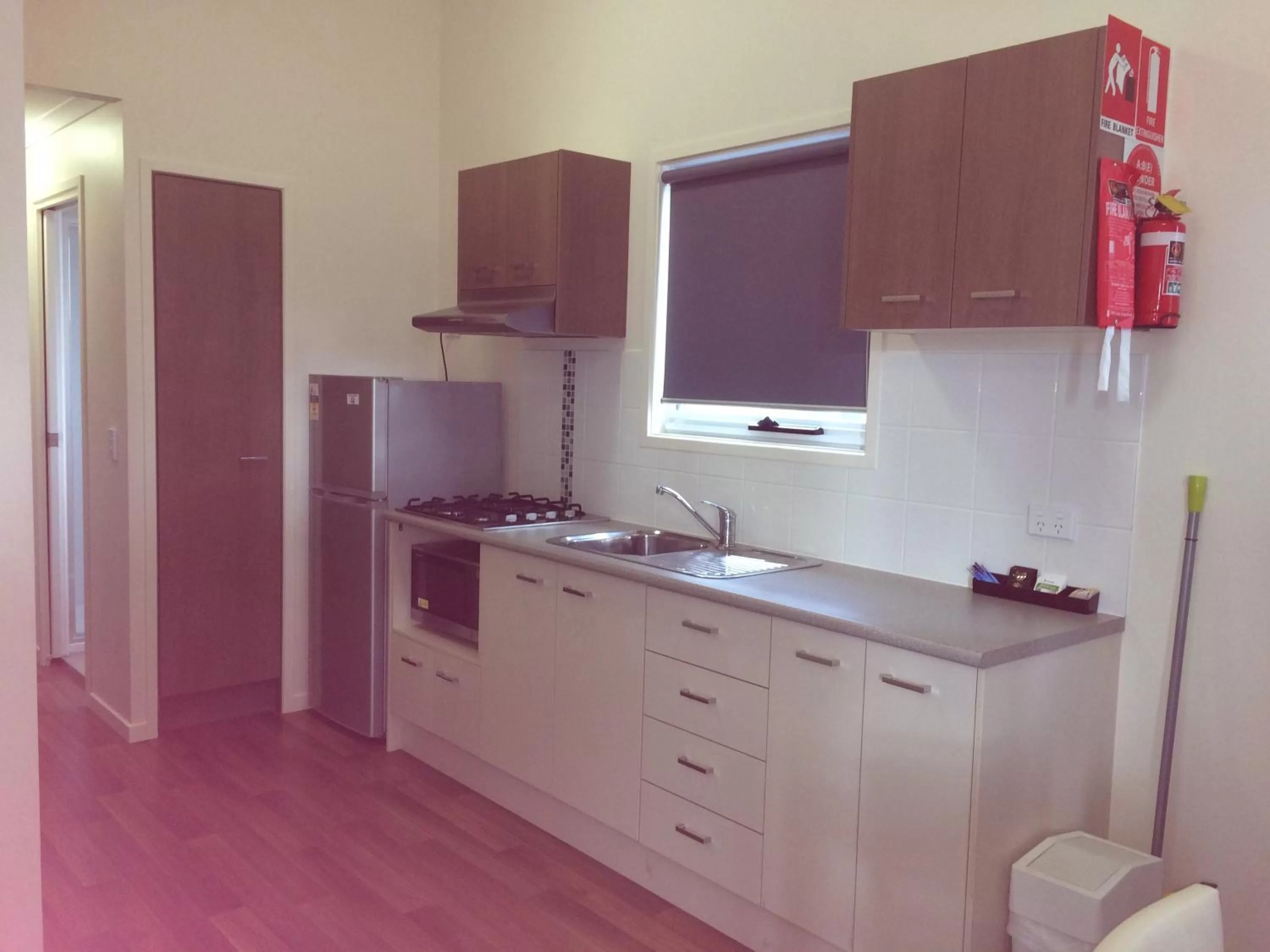 Kitchen or kitchenette in Peace Resorts - Jervis Bay Holiday Cabins in Sussex Inlet