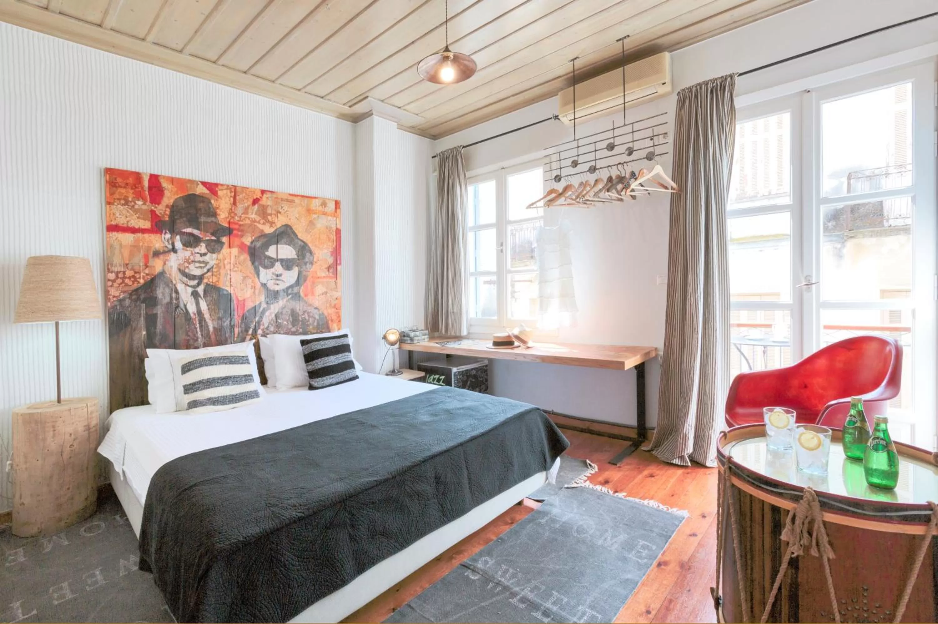 Photo of the whole room, Bed in Amymone and Adiandi