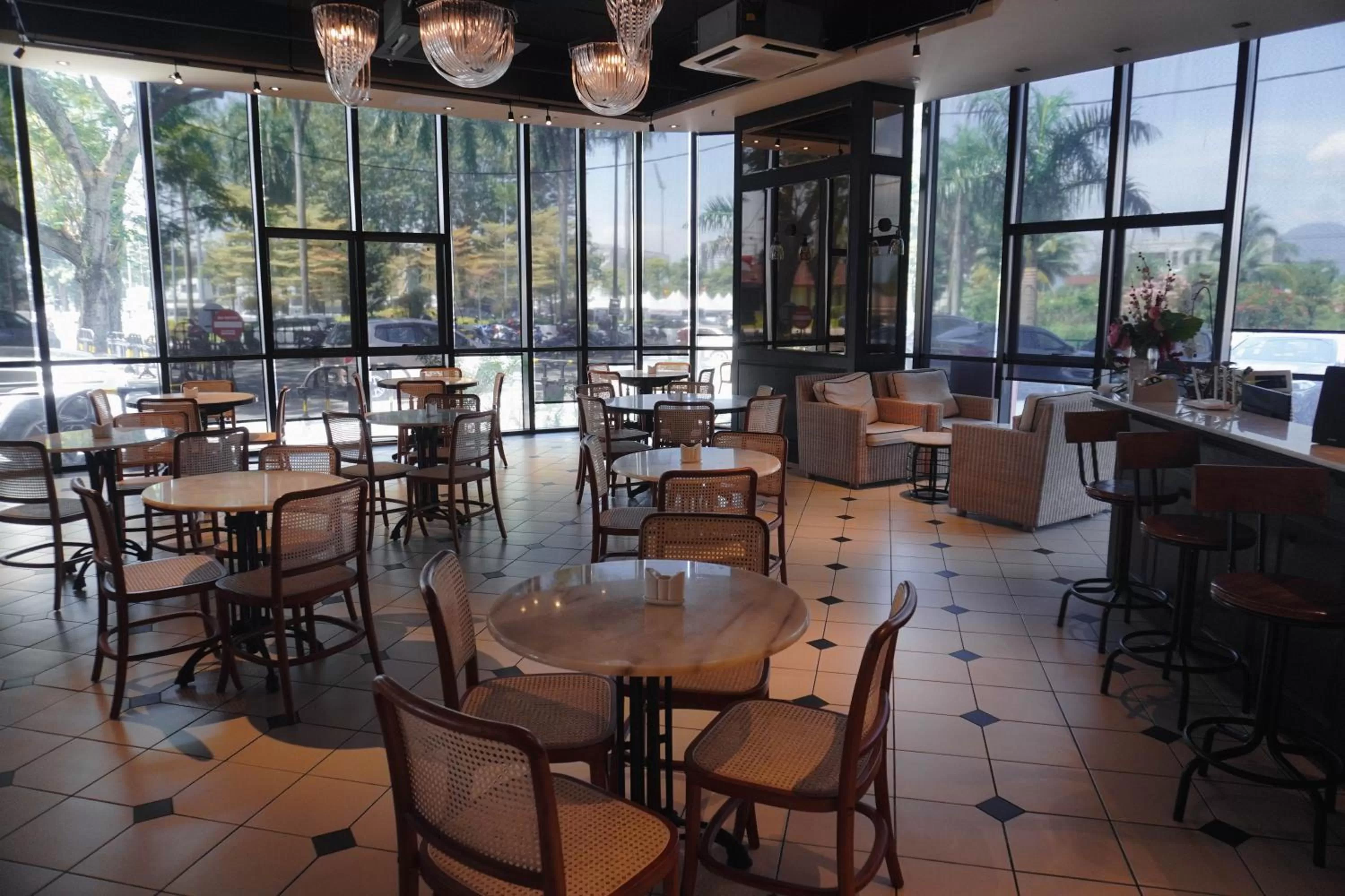 Restaurant/places to eat in M Roof Hotel & Residences