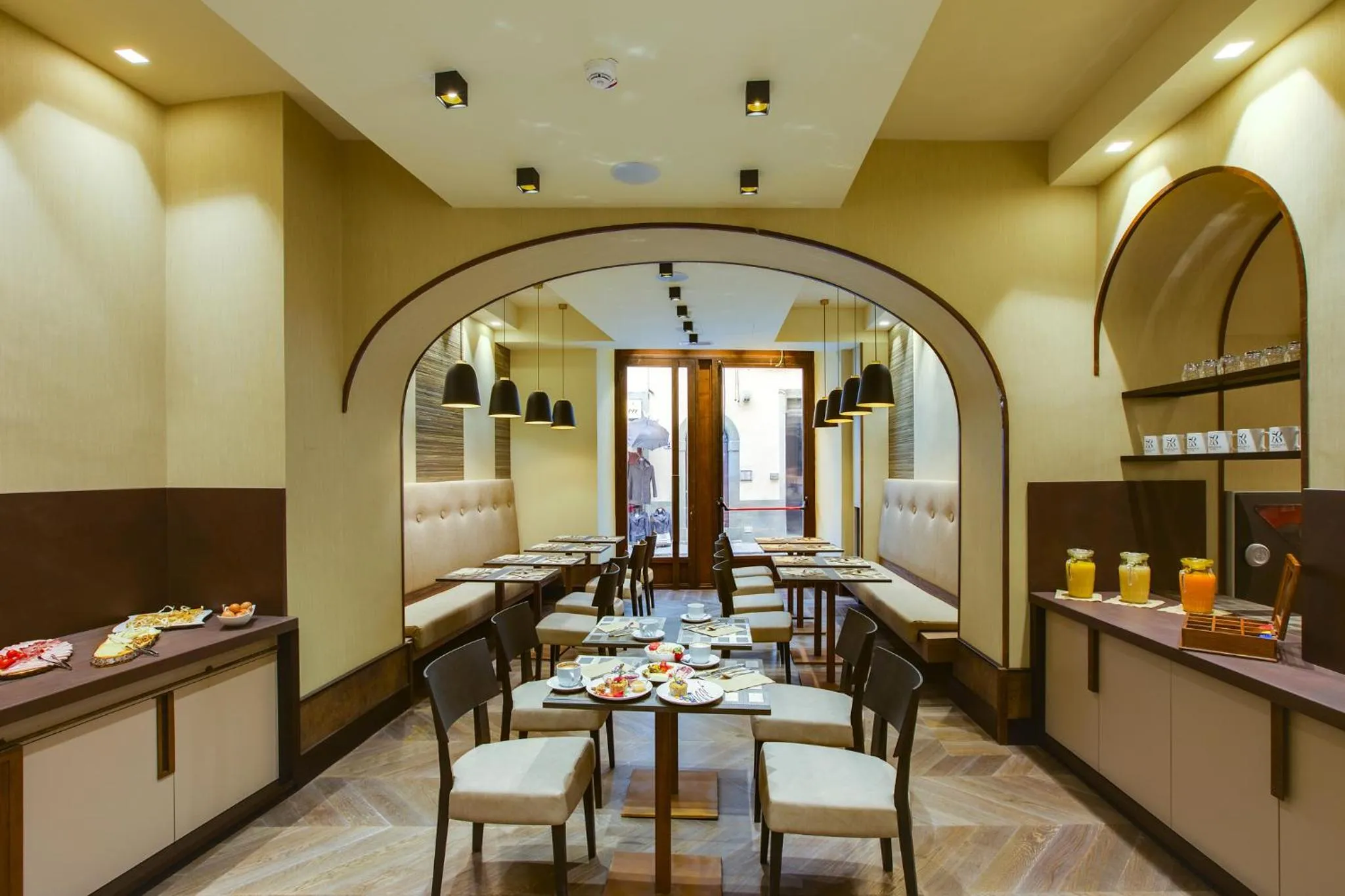 Restaurant/places to eat in Solo Experience Hotel