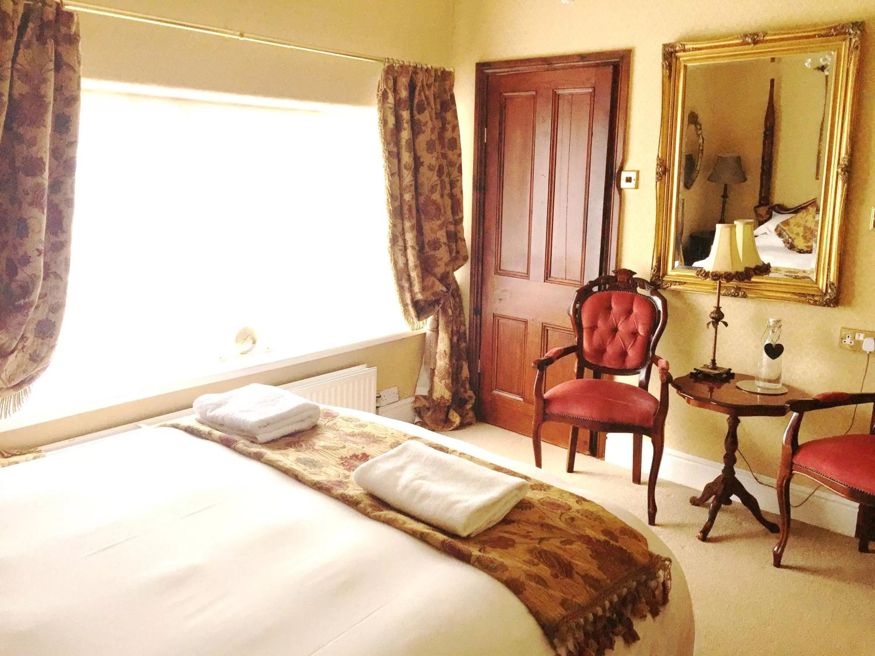 Photo of the whole room, Bed in Glyn Isa Country House B&B and self catering Lodge