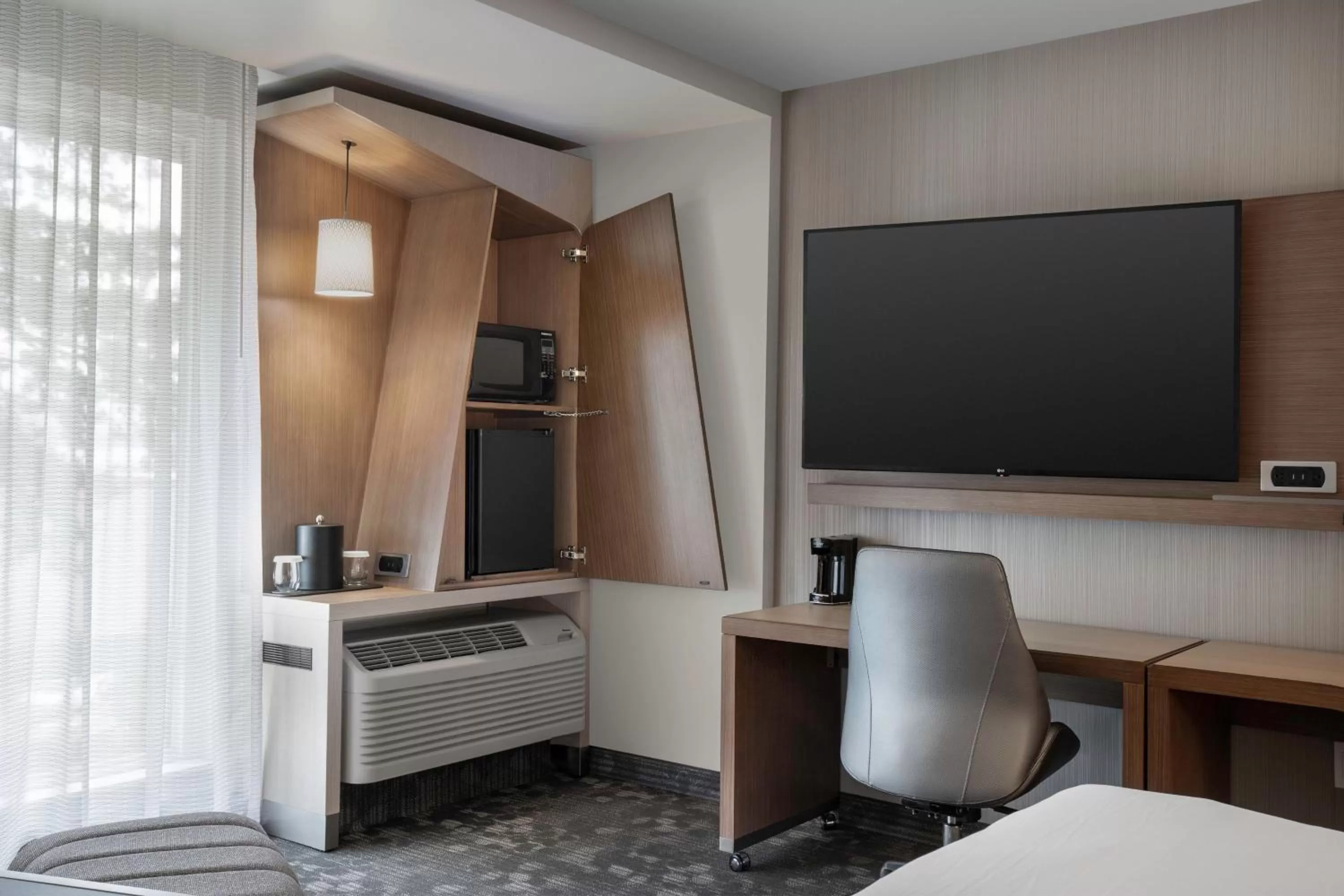 Photo of the whole room, Bed in Courtyard by Marriott Nanaimo