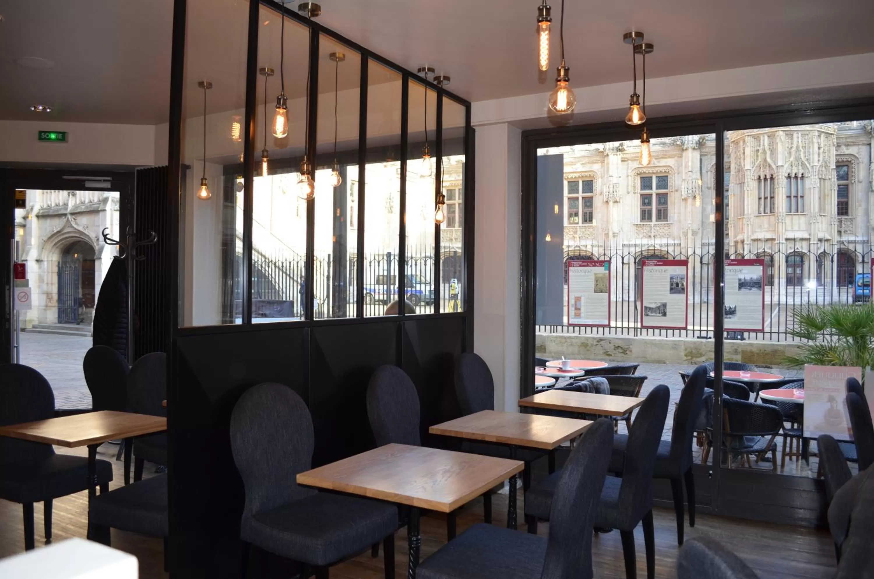 Restaurant/places to eat in Les Initiés