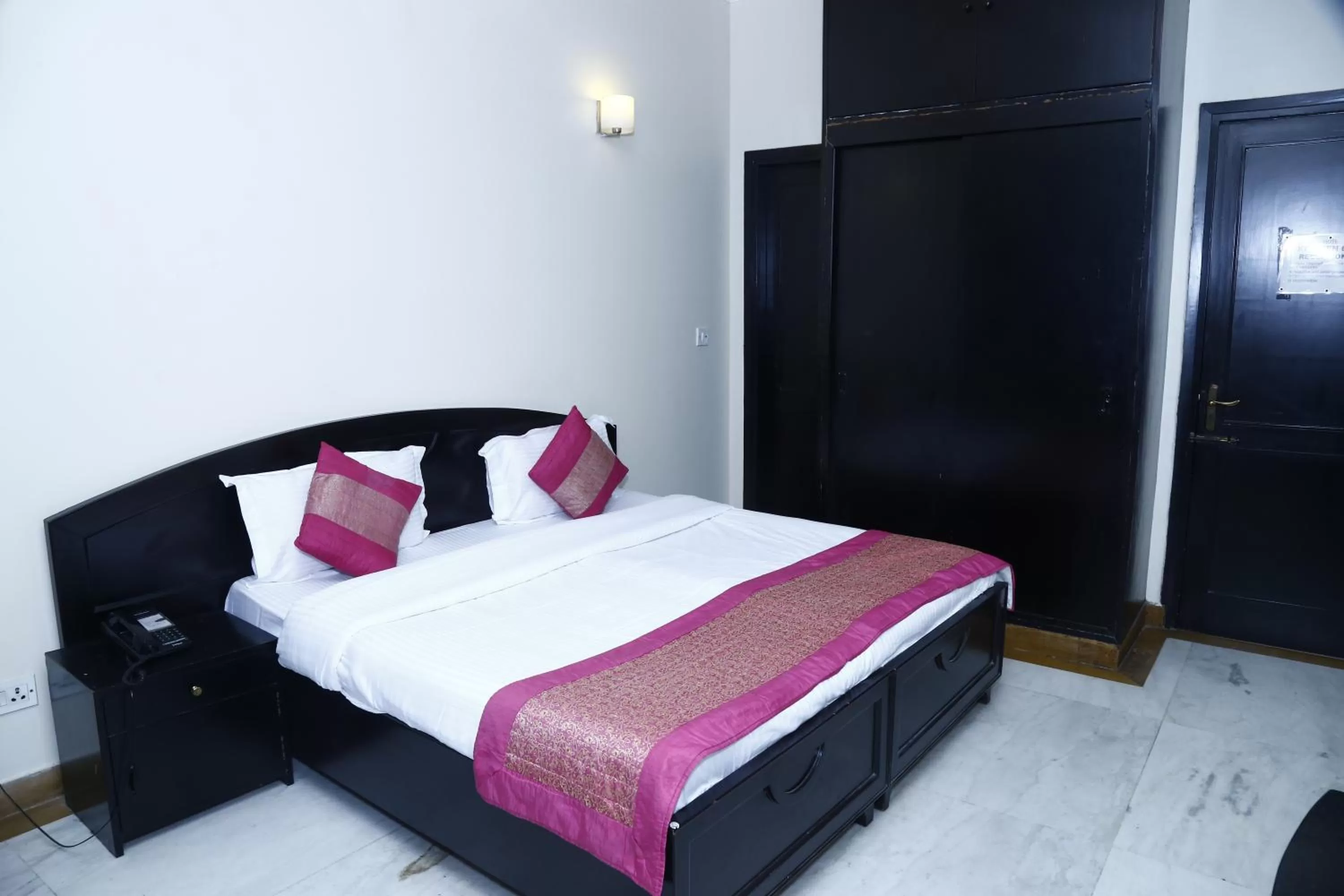 Bedroom, Bed in Hotel City Centre Inn - Nizamuddin Railway Station