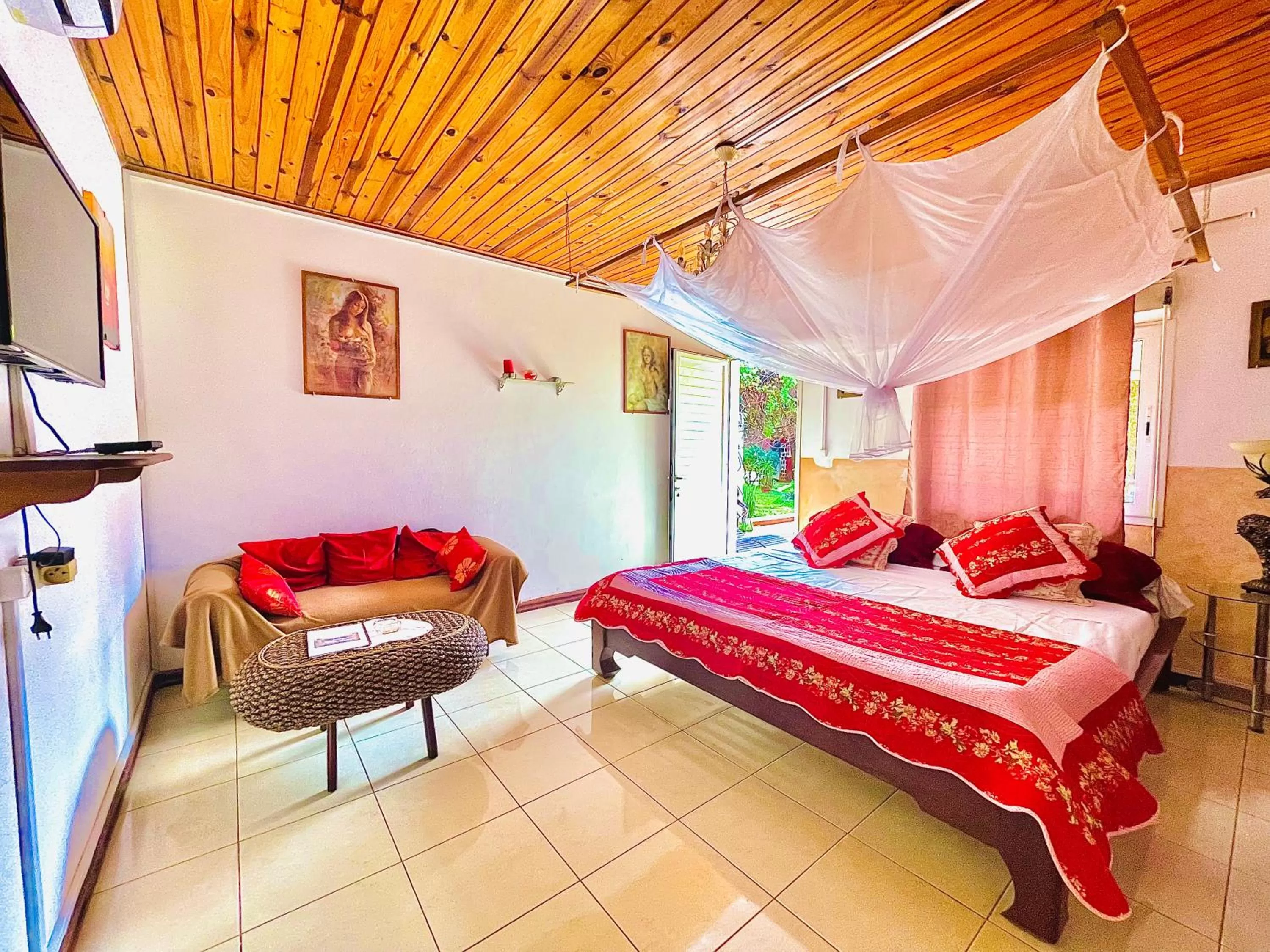 Bedroom, Bed in Régina Lodge Diégo Suarez Madagascar