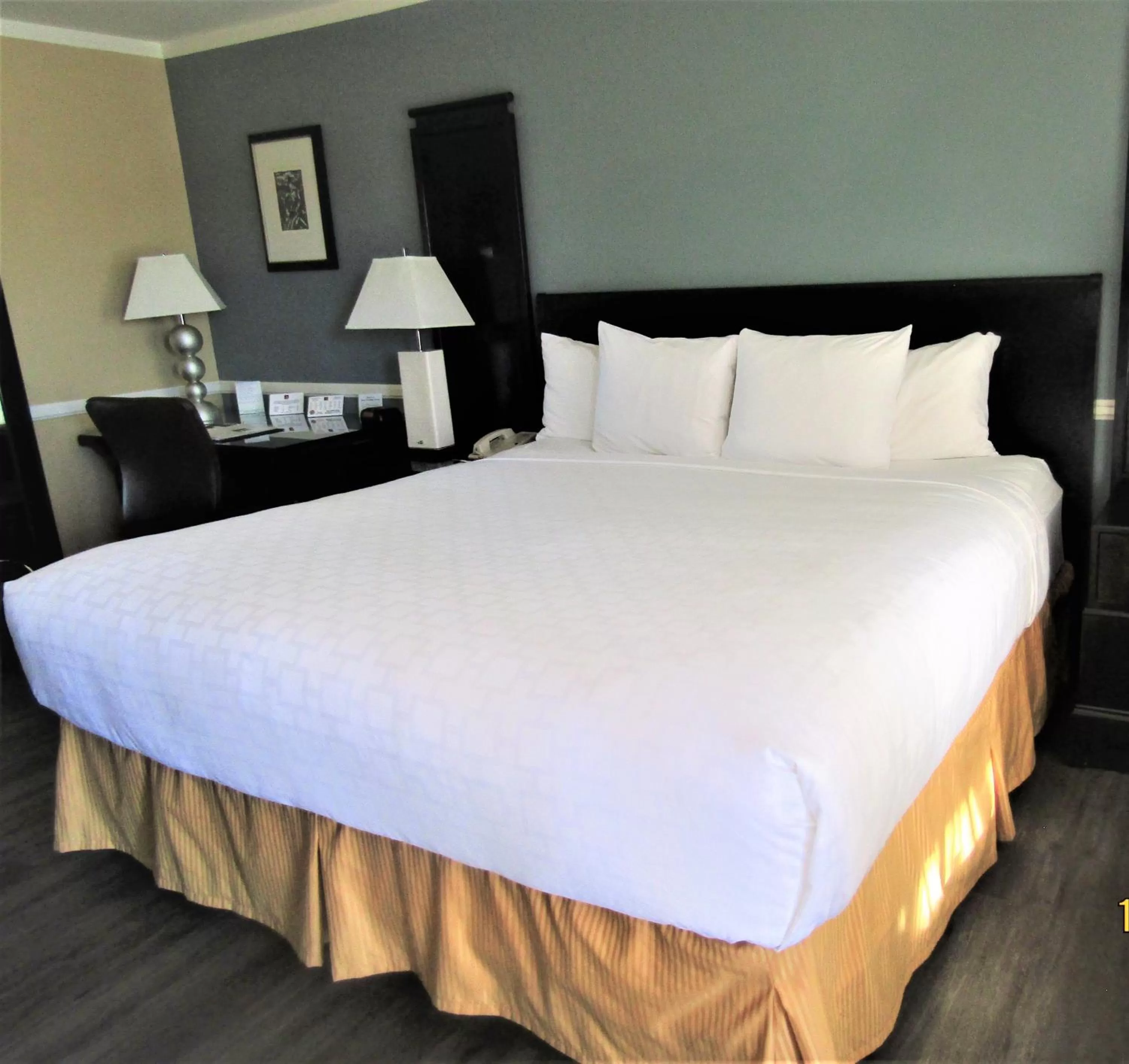 Bed in Clarion Inn Near China Lake Naval Station