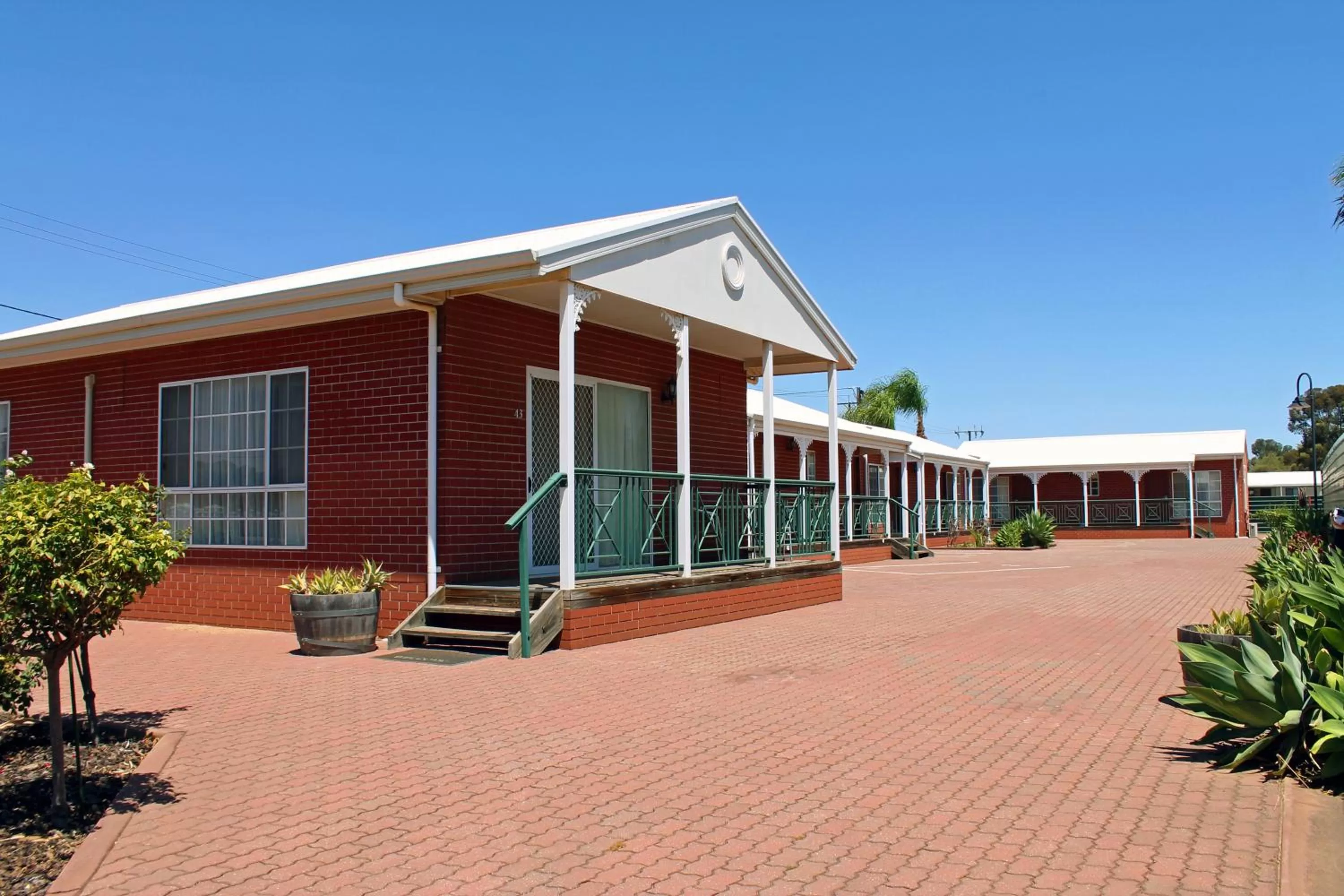 Executive Spa Room in John Pirie Motor Inn