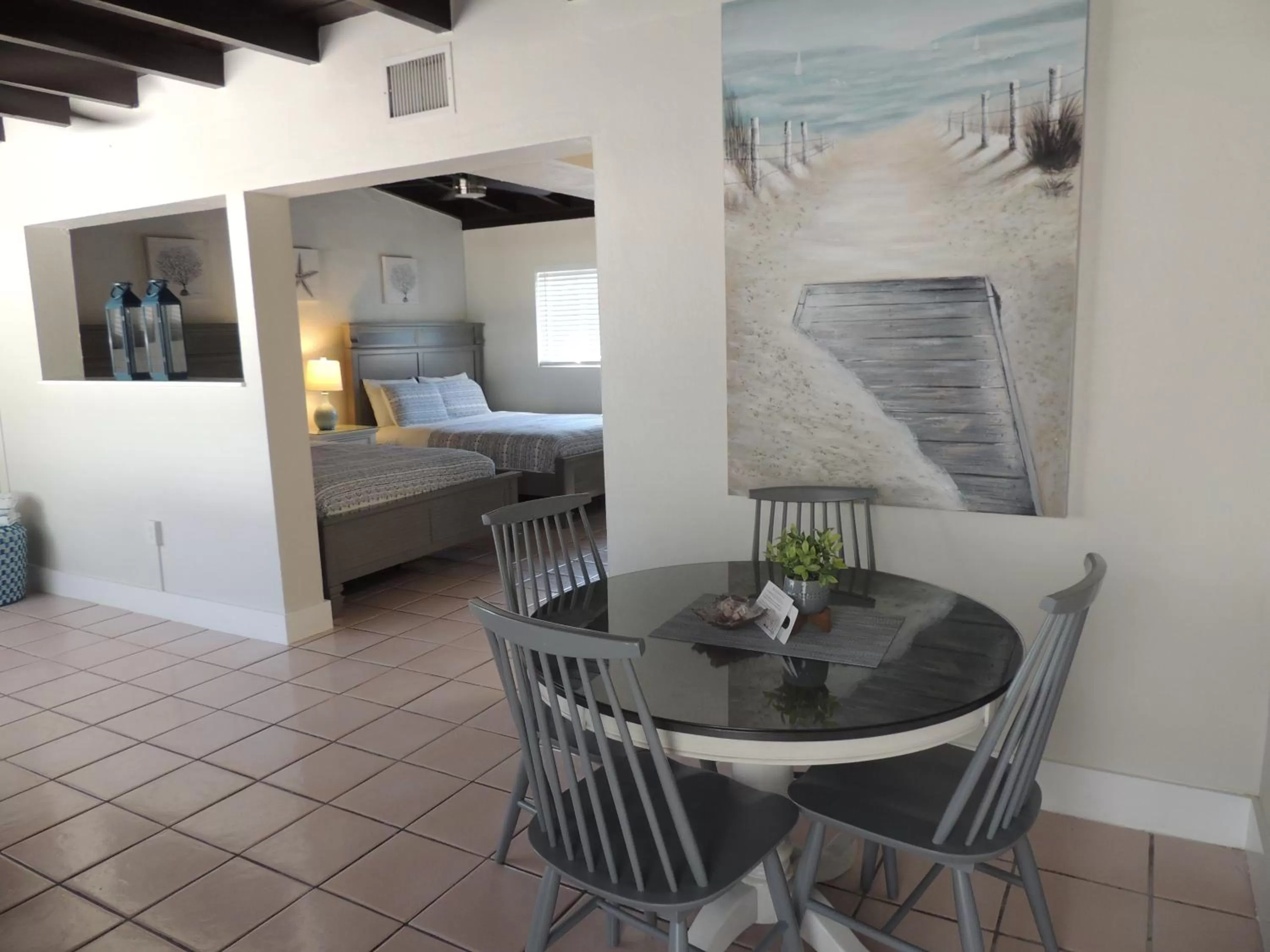 Photo of the whole room, Dining Area in Sands of Islamorada
