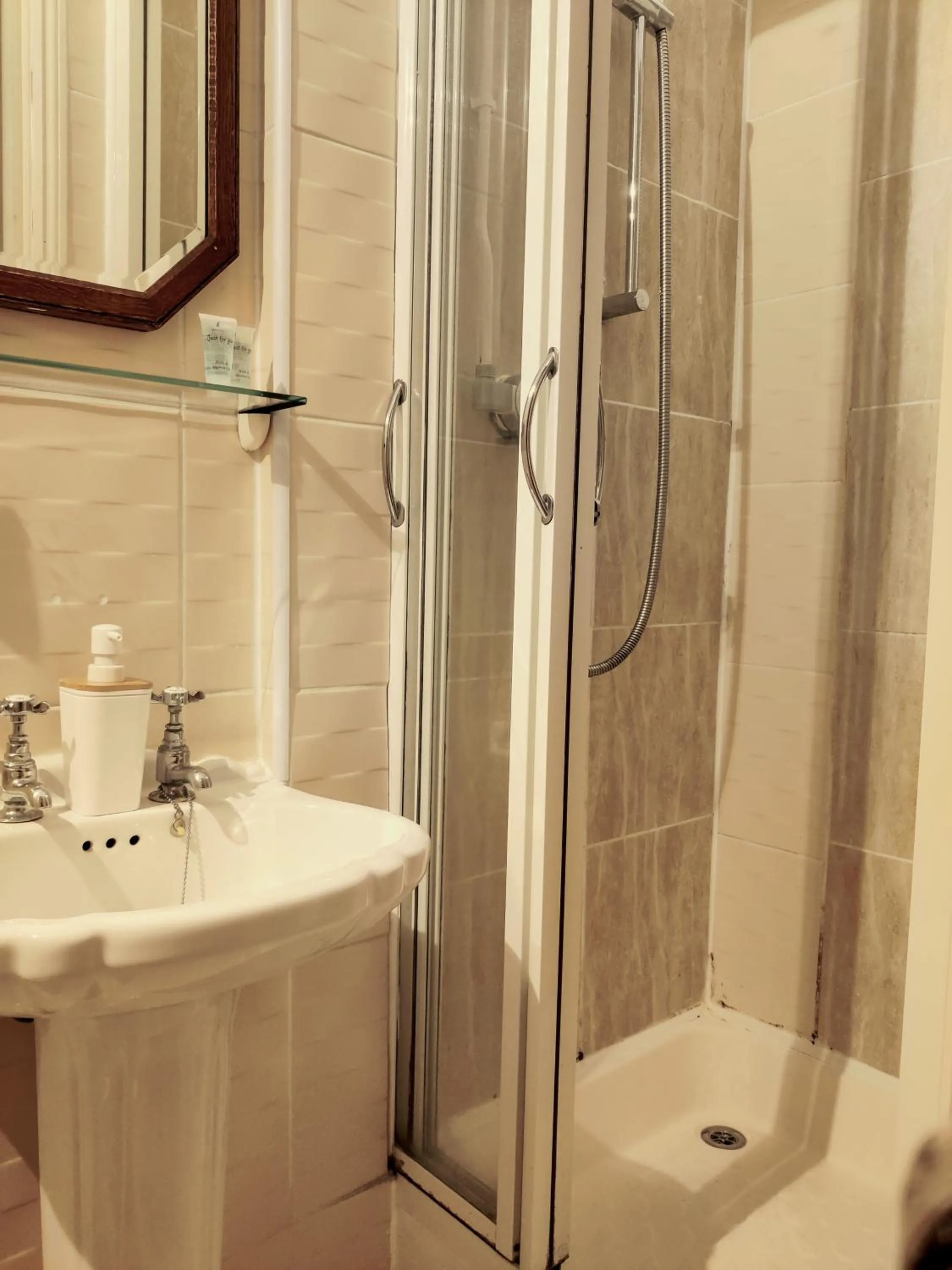 Bathroom in Wentworth House - Free Parking