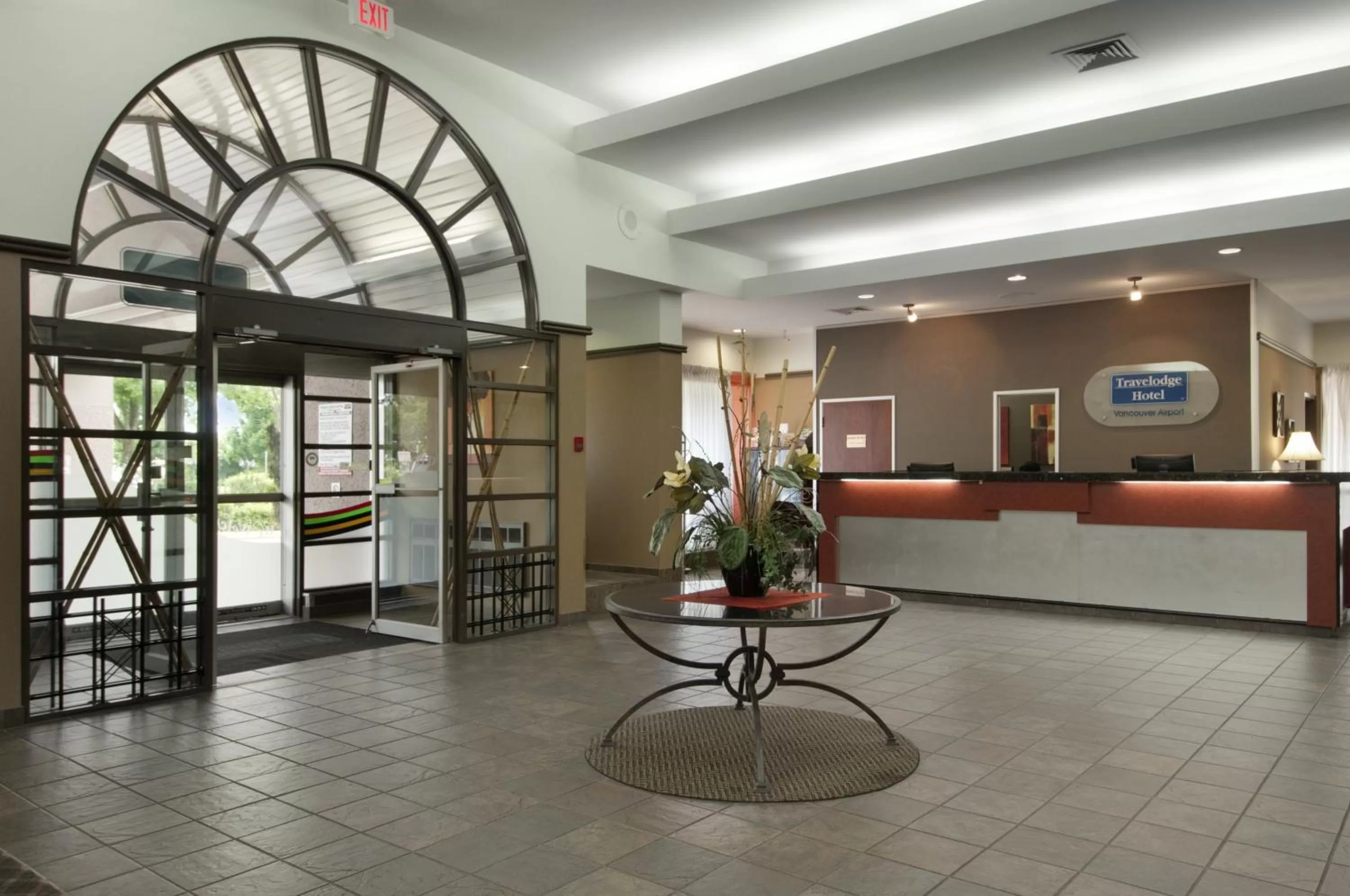 Lobby or reception in Travelodge Hotel by Wyndham Vancouver Airport