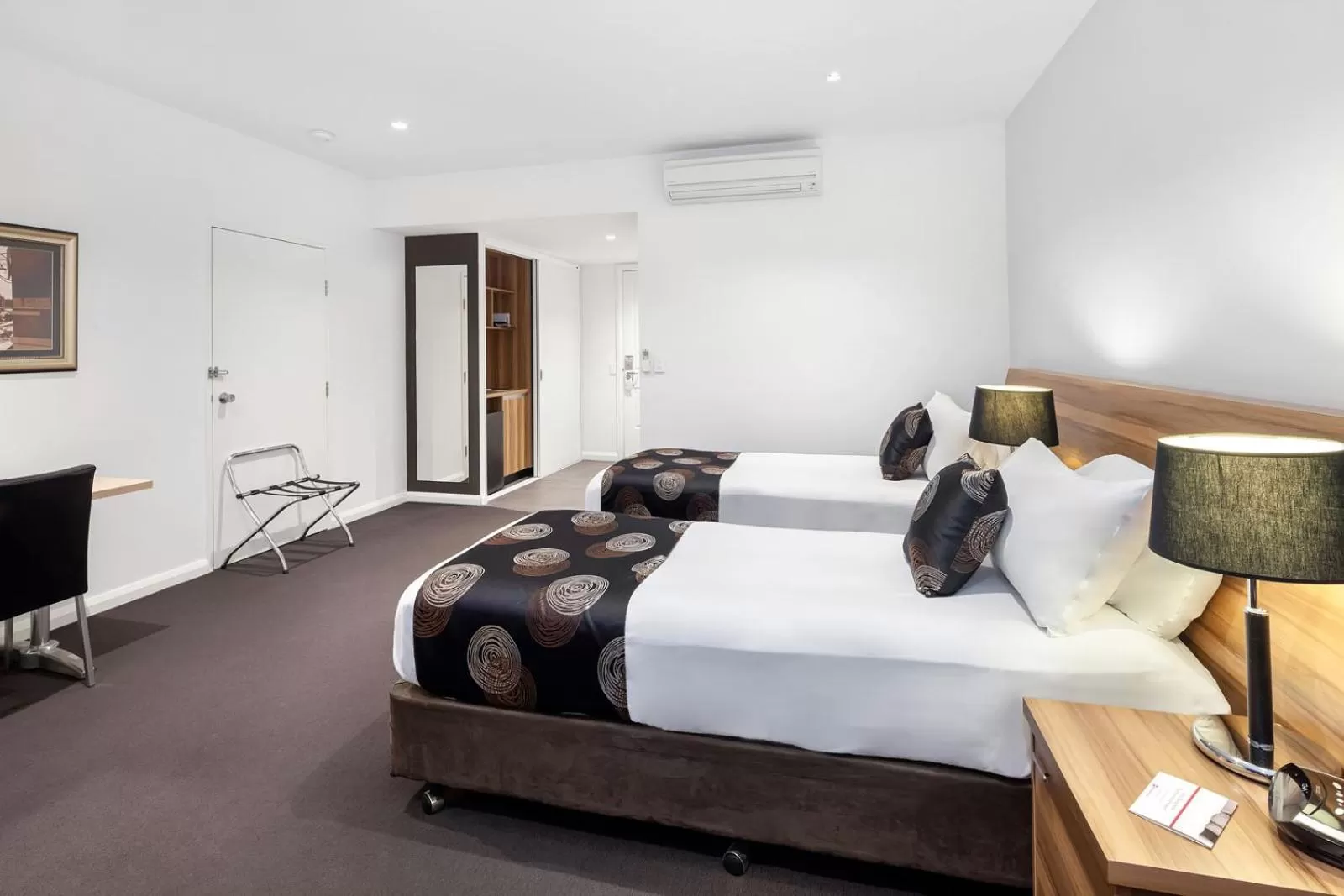 Photo of the whole room, Bed in Ballarat Suites
