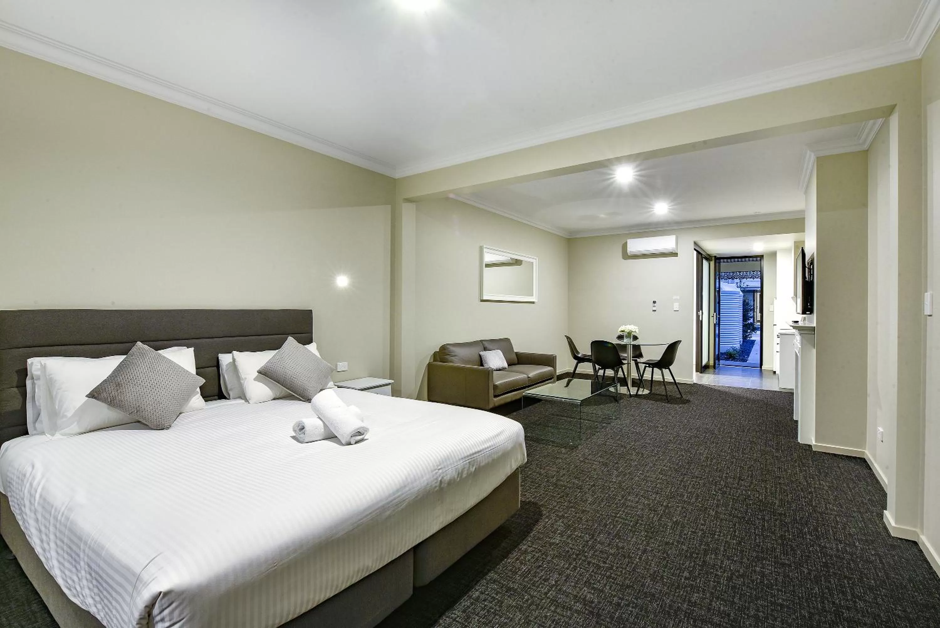 Other, Bed in Aloha Central Premium Studios