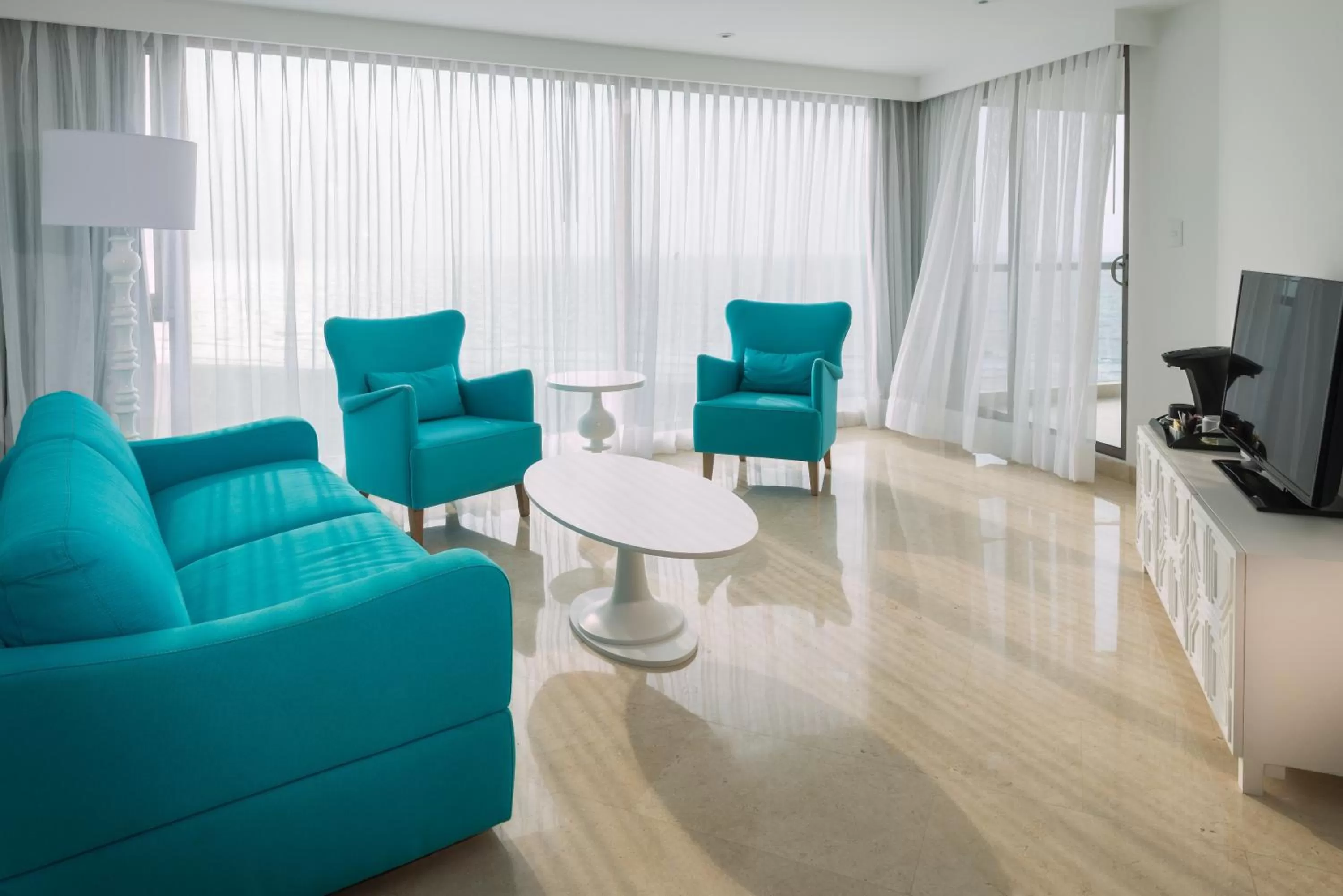 Living room in Radisson Cartagena Ocean Pavillion Hotel