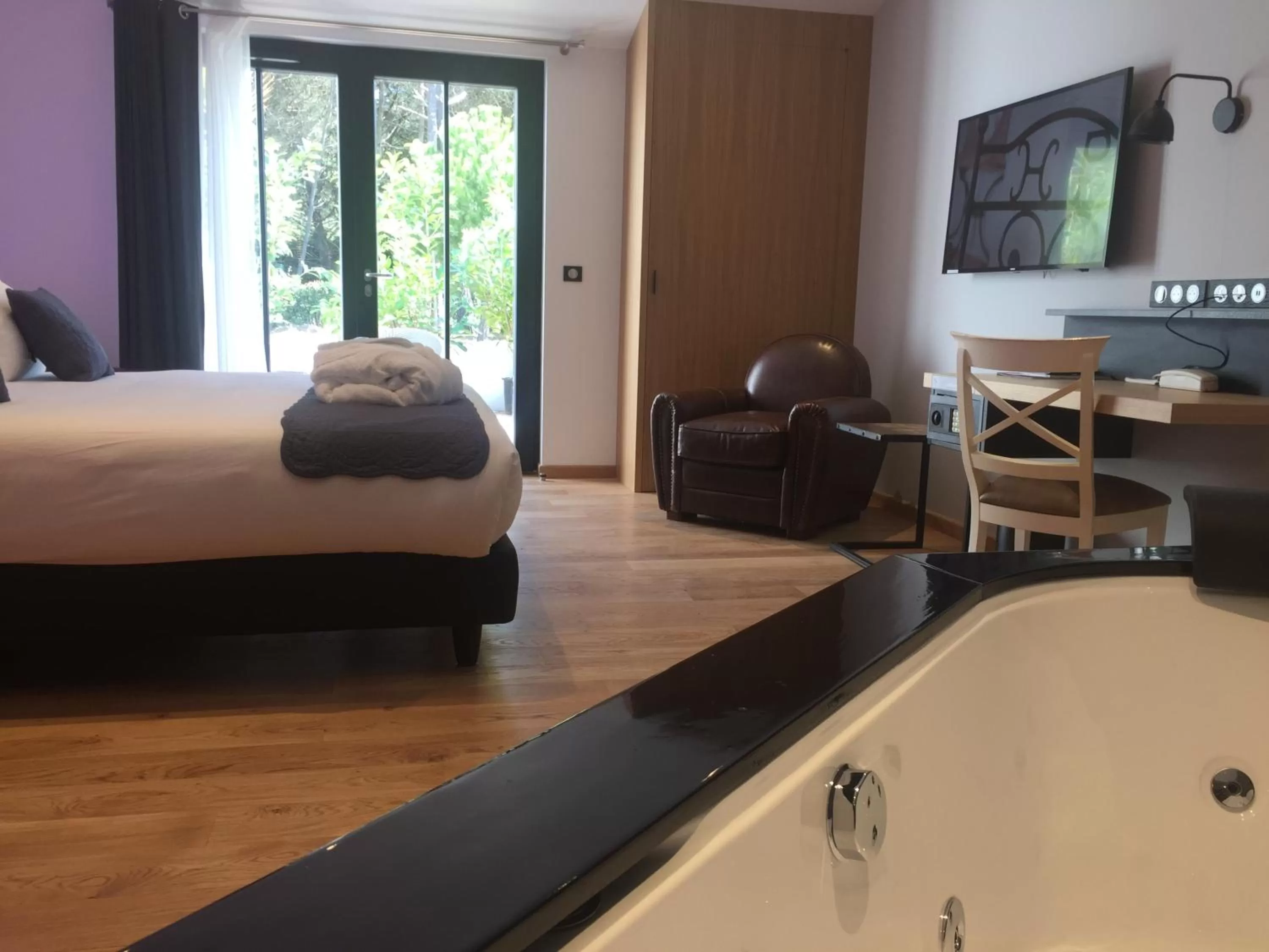 Patio, Bed in Hôtel Ile de Ré