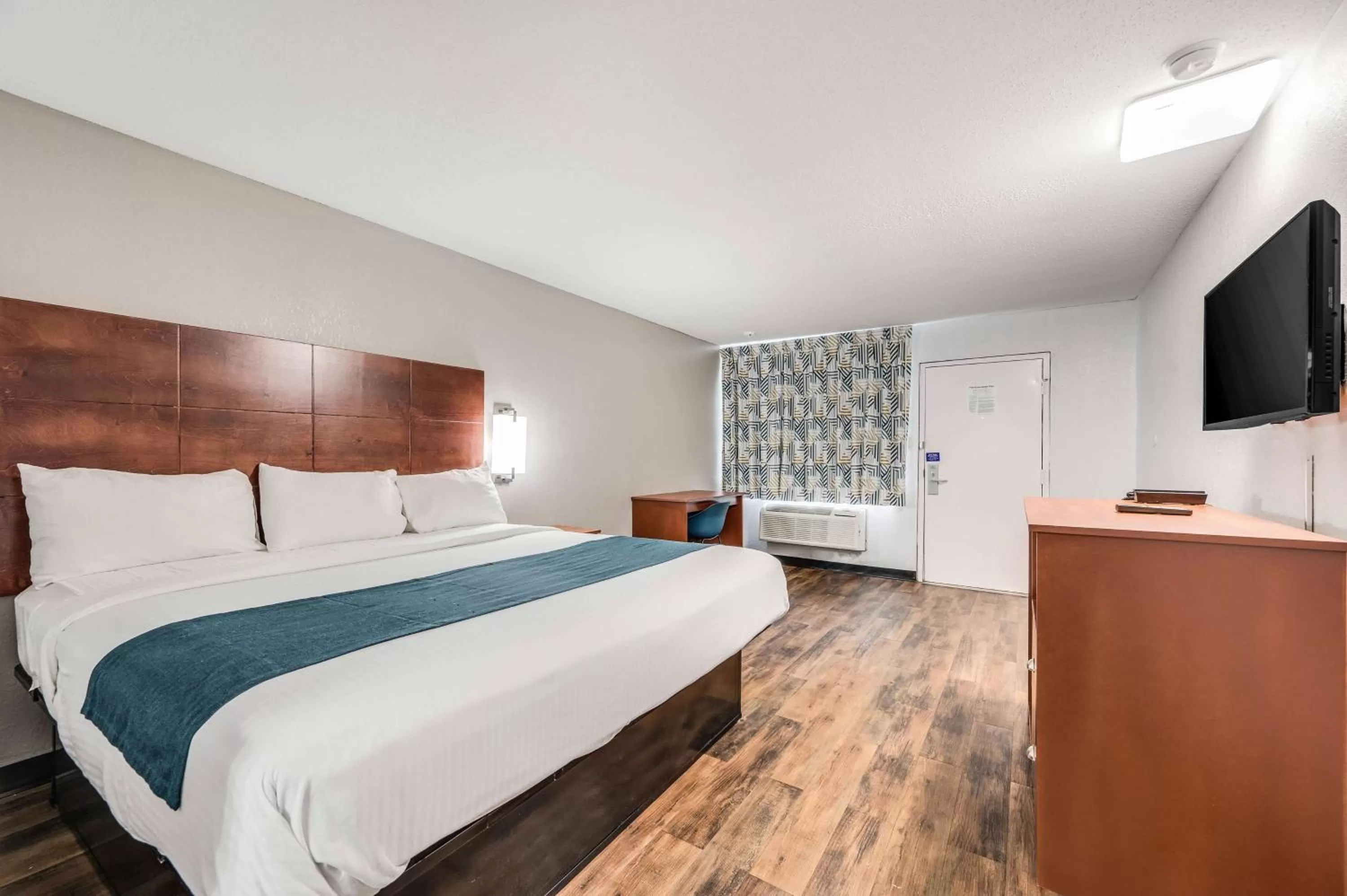 Photo of the whole room, Bed in Motel 6-Tupelo, MS - Downtown