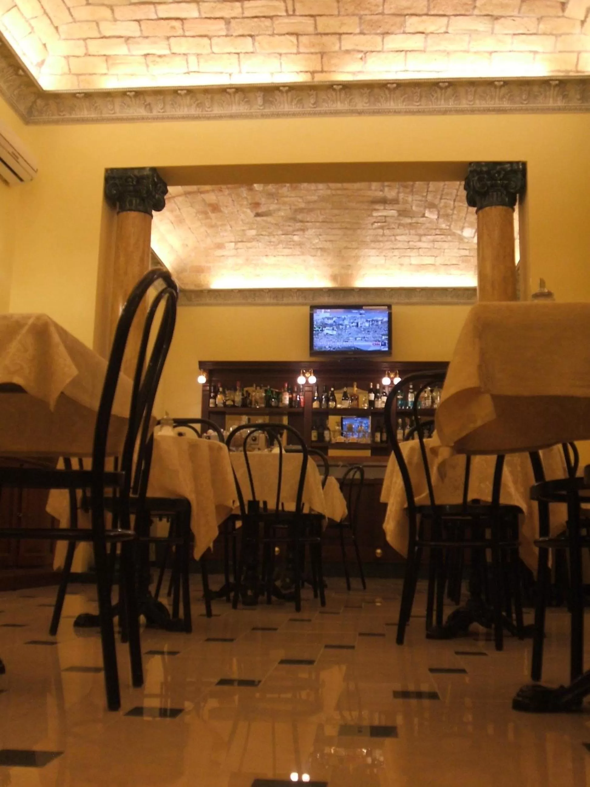 Restaurant/places to eat in Cambridge Hotel