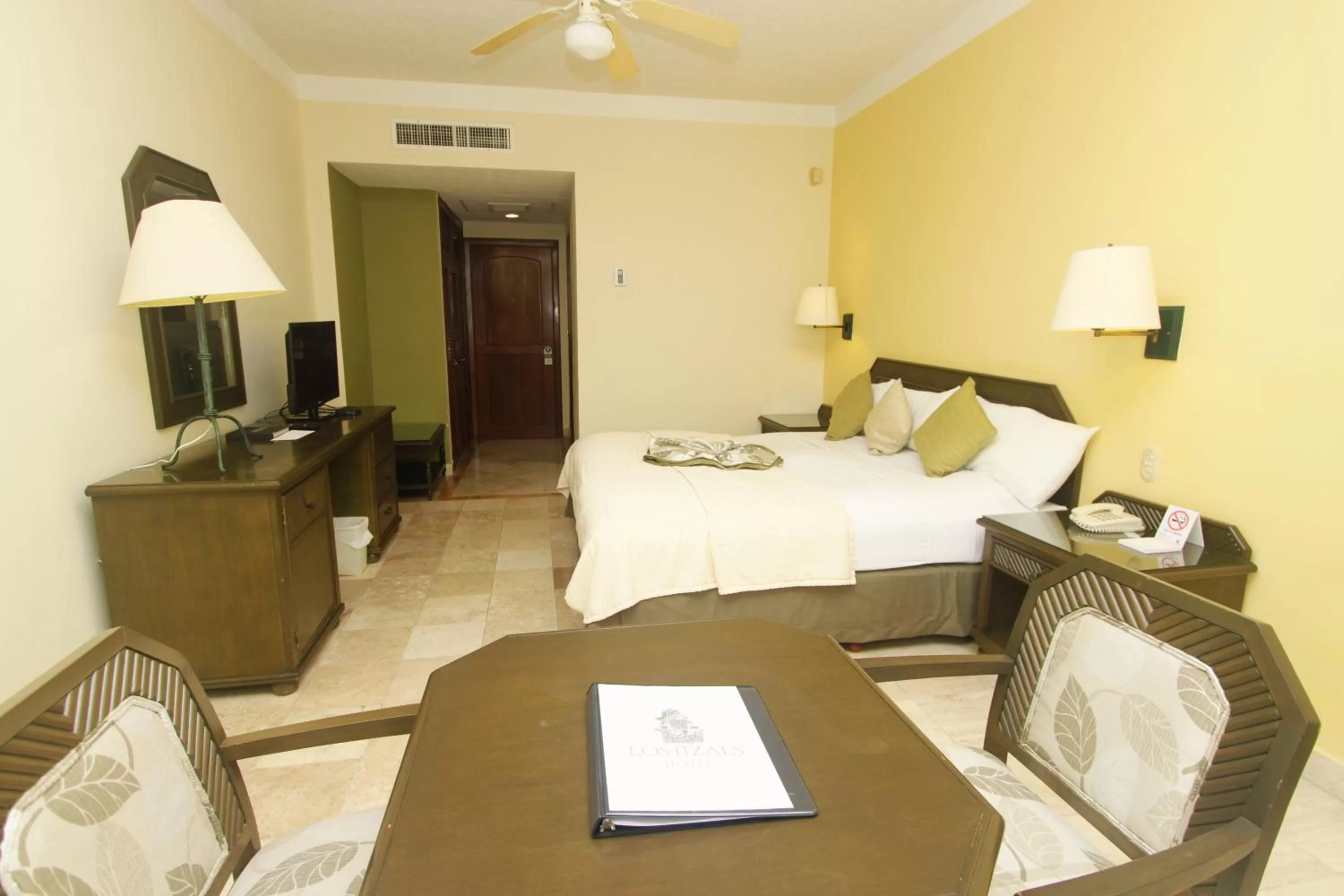 TV and multimedia, Bed in Hotel Los Itzaes by 5th av