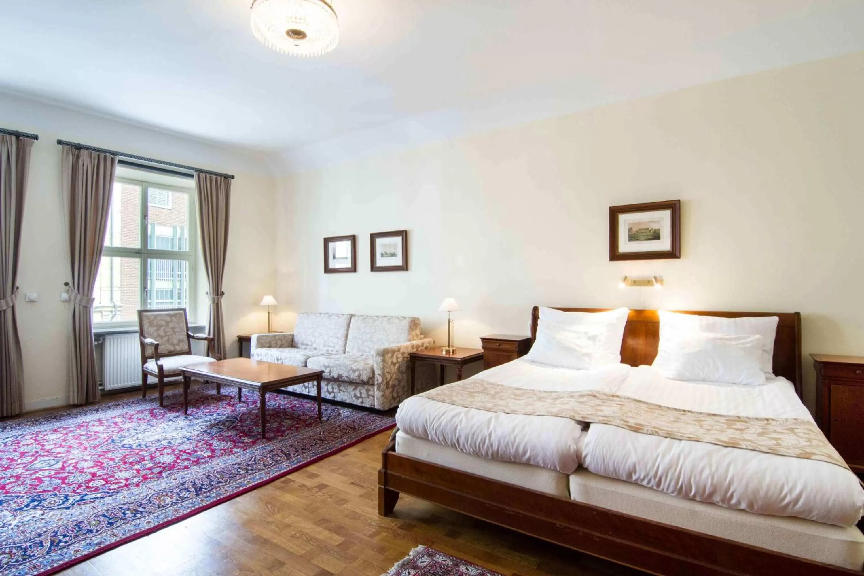 Seating area, Bed in Mayfair Hotel Tunneln