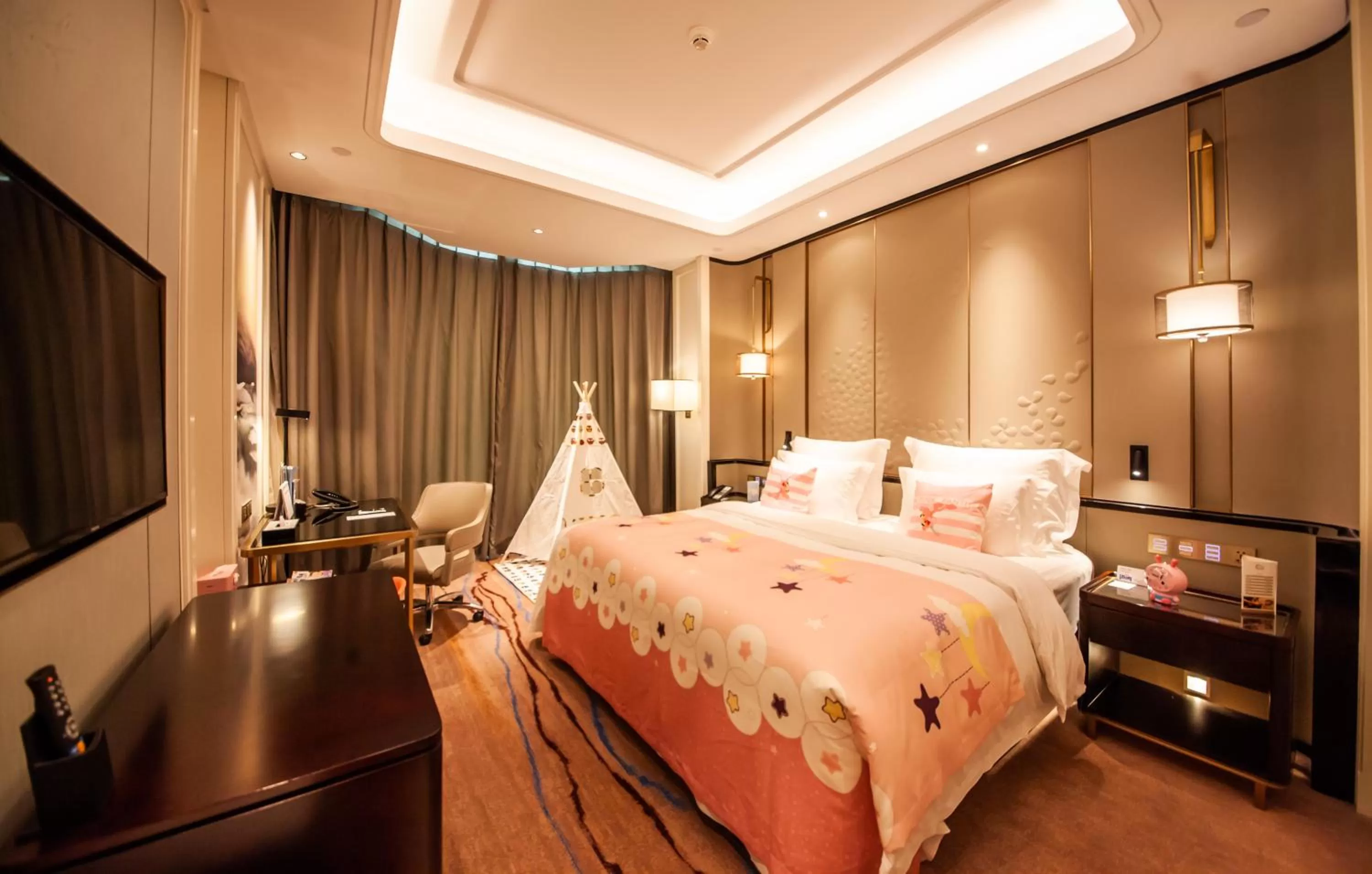 Photo of the whole room, Bed in Wyndham Qingdao l Free Fixed-Time Shuttle Service Between Hotel and Airport & North Railway Station l Outdoor Children's Amusement Park l 1-Hour Play Snooker or Table Tennis
