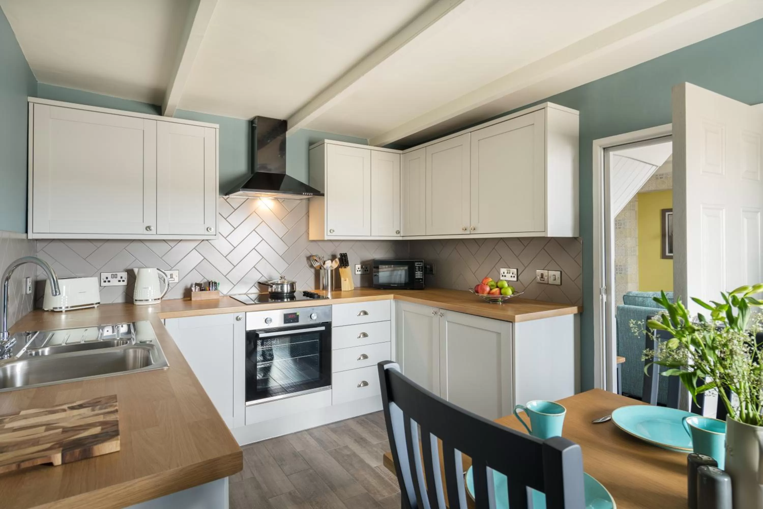 Kitchen or kitchenette in Lifeboat Inn