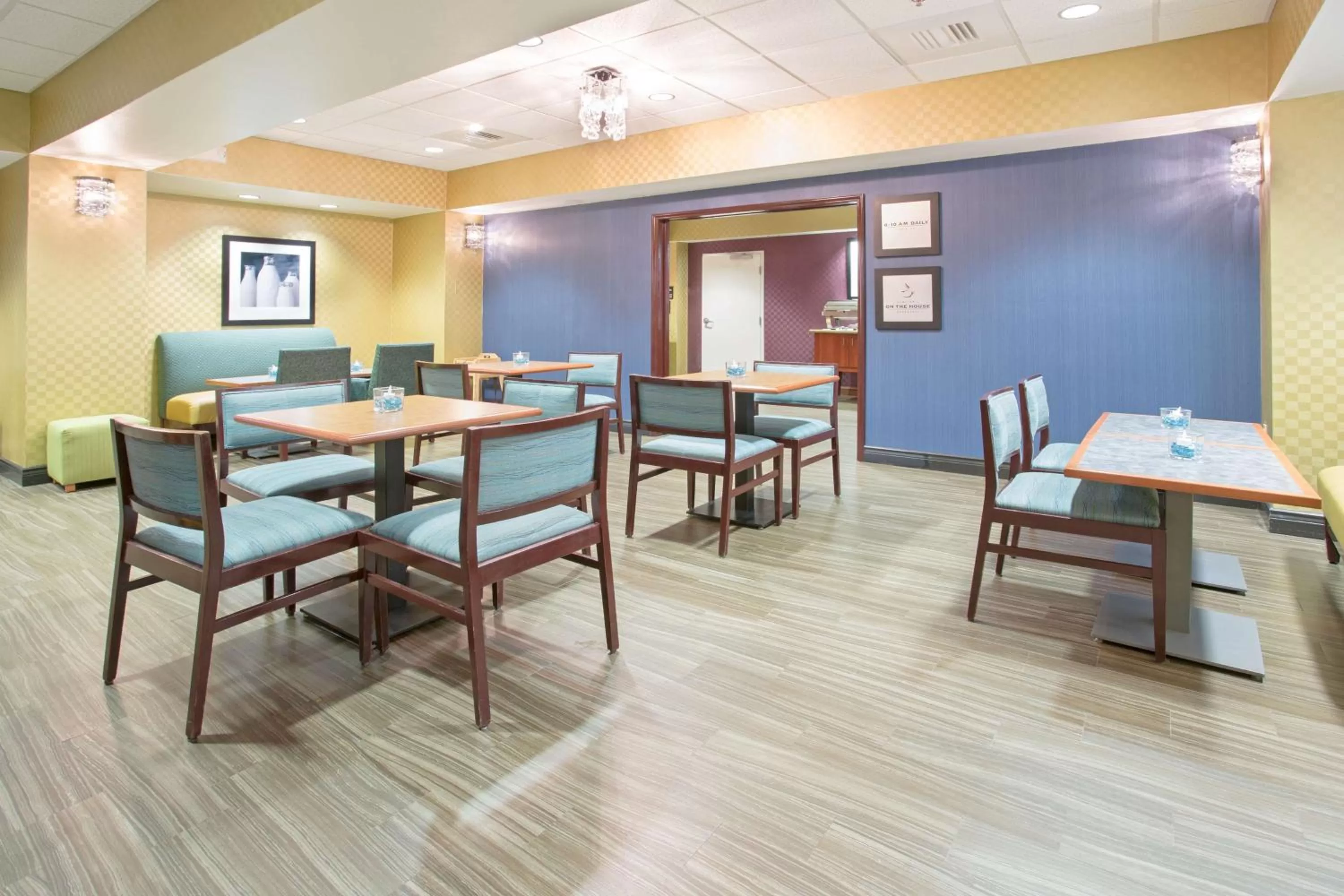 Dining area in Hampton Inn Santa Rosa