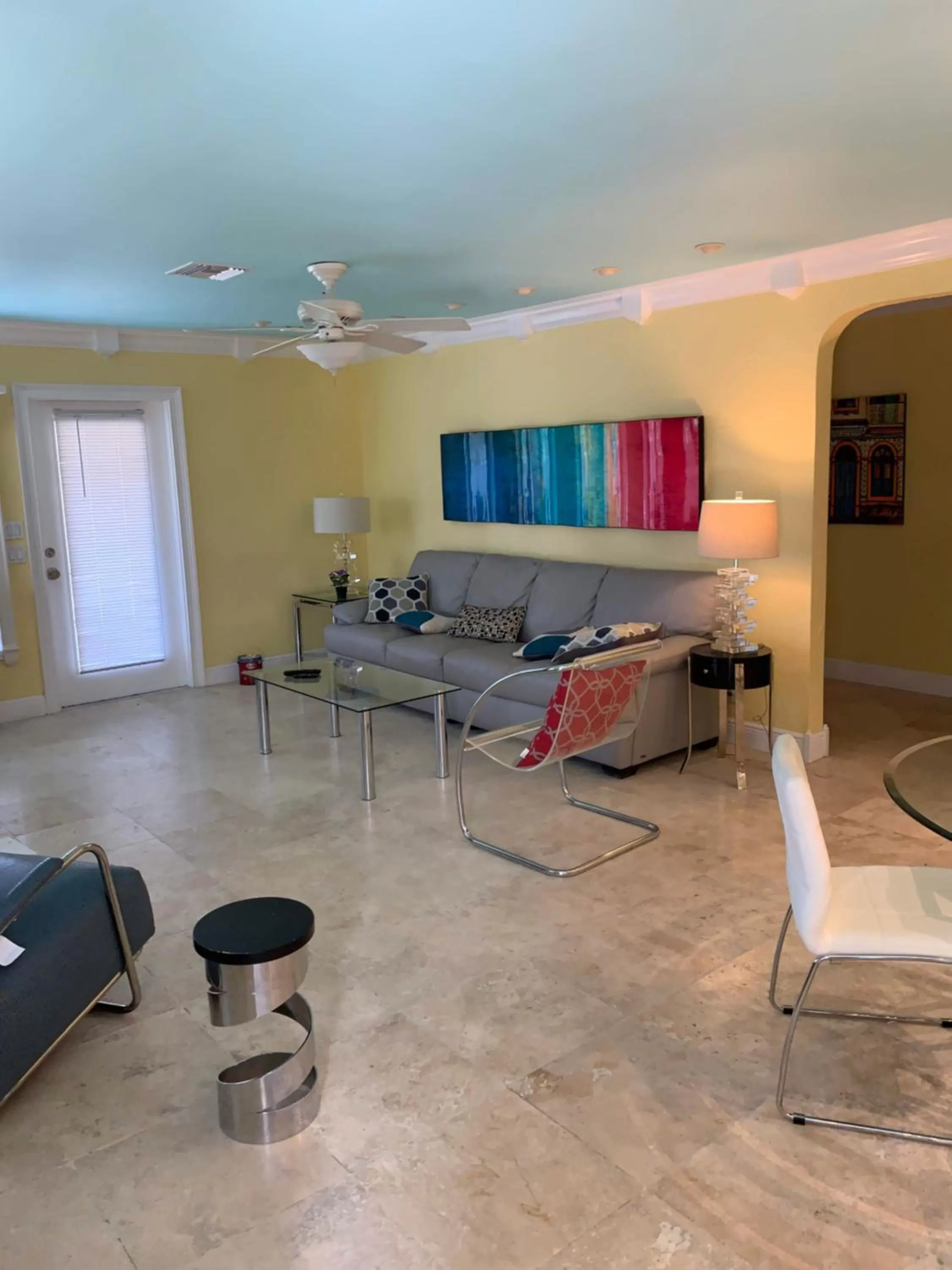 Living room in Manhattan Tower Apartment Hotel