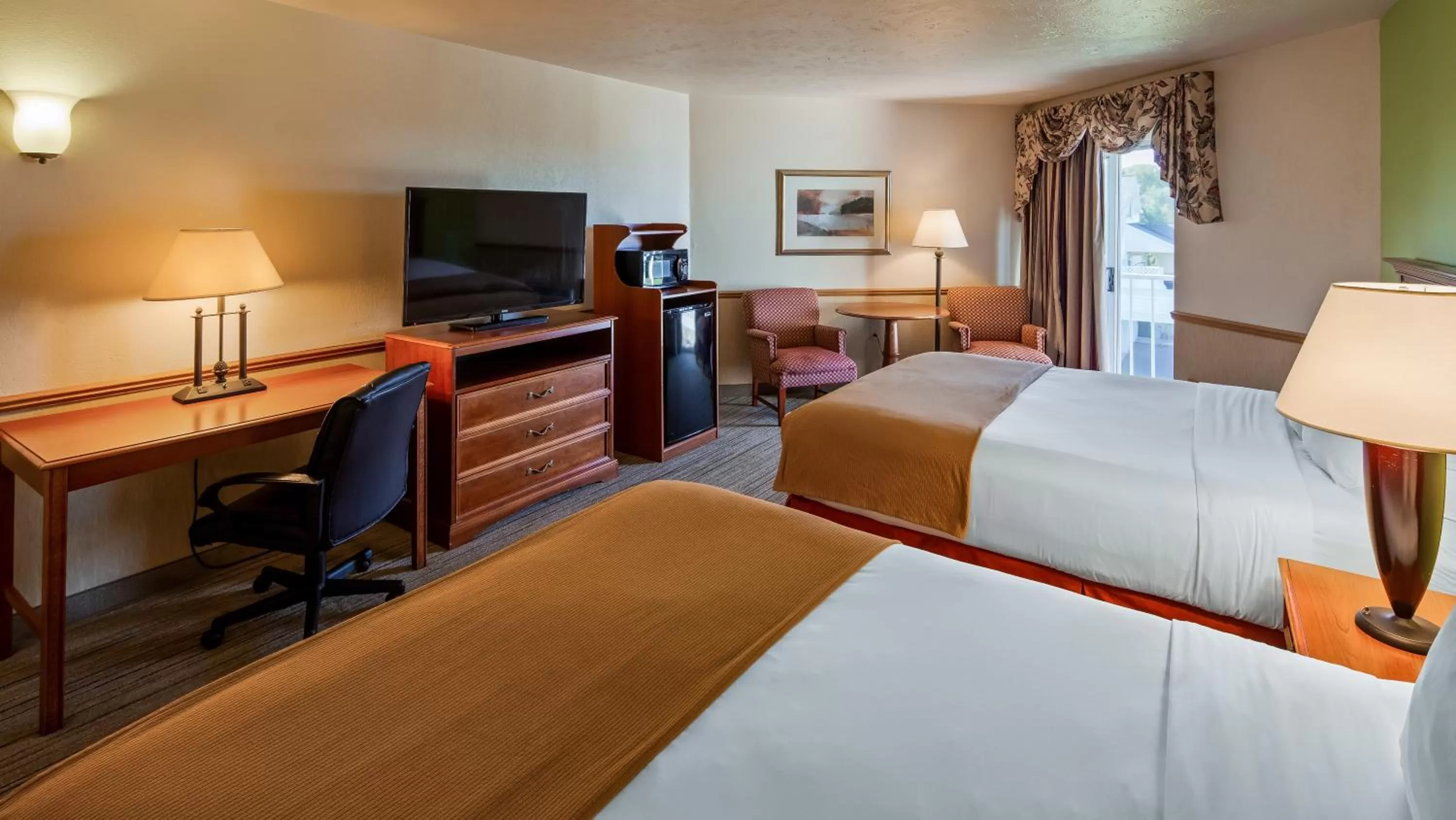 TV and multimedia, Bed in Apple Tree Inn; SureStay Collection by Best Western