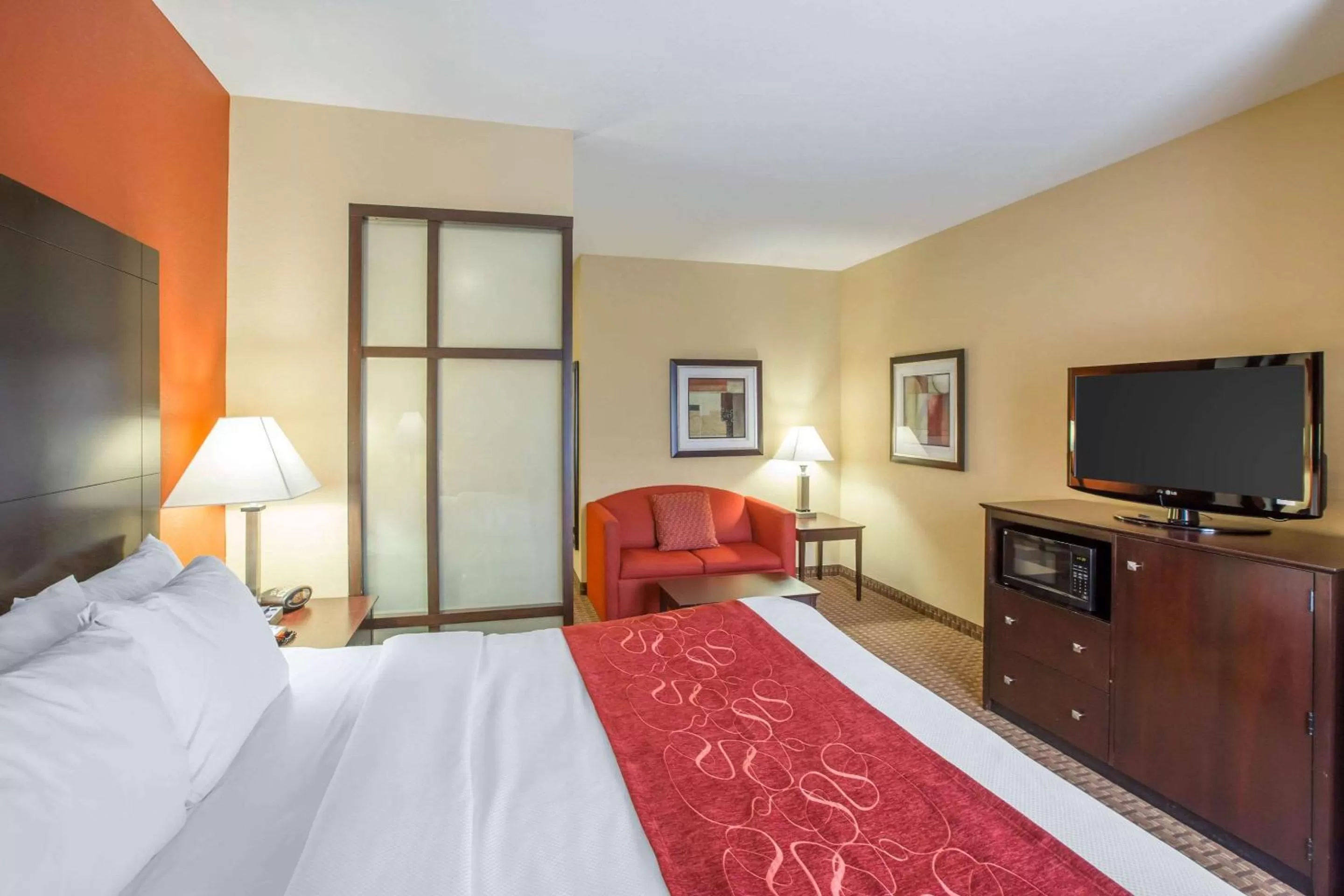 Bedroom in Comfort Suites Golden Isles Gateway