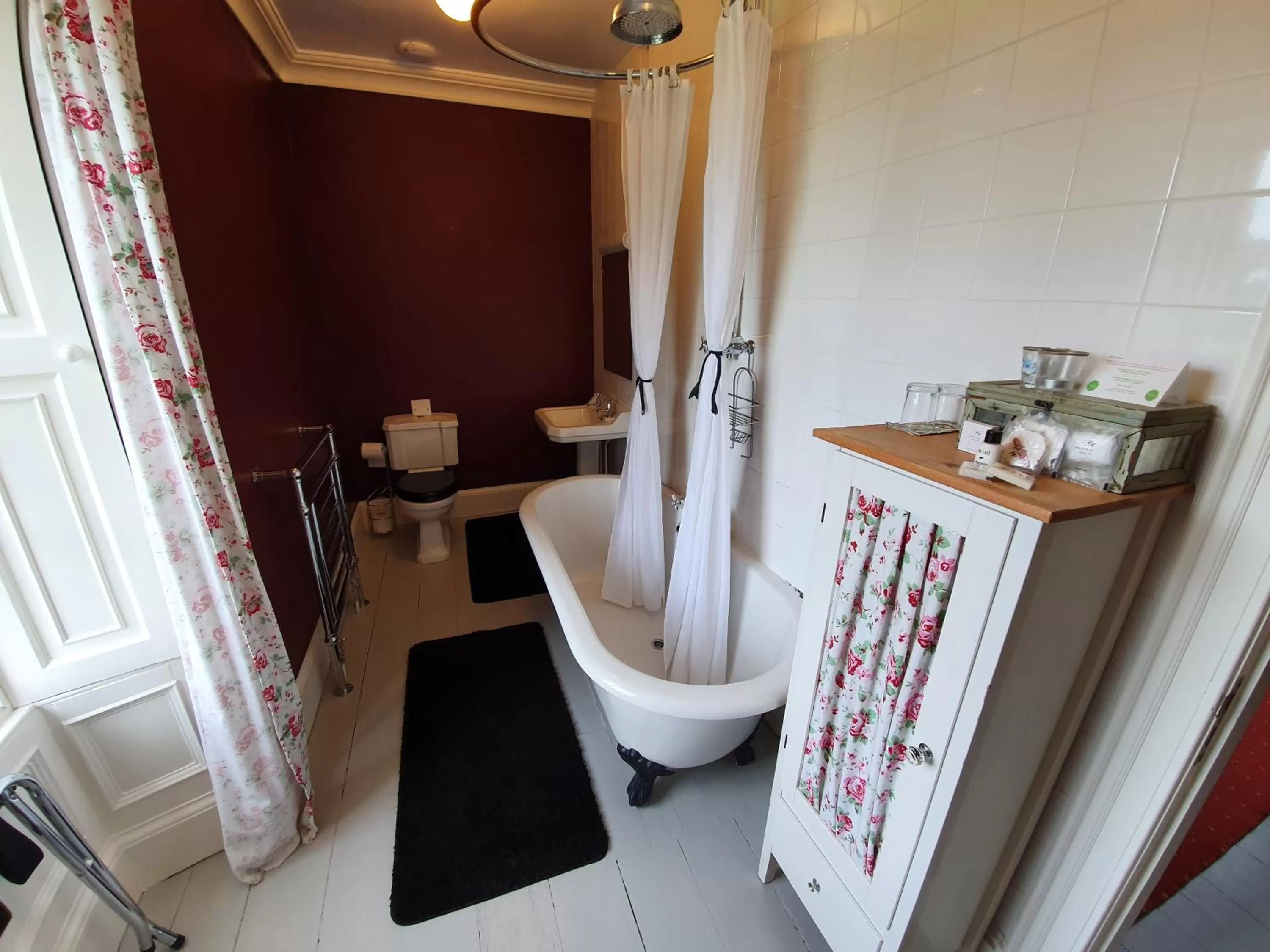 Bathroom, Seating Area in Parkhead House