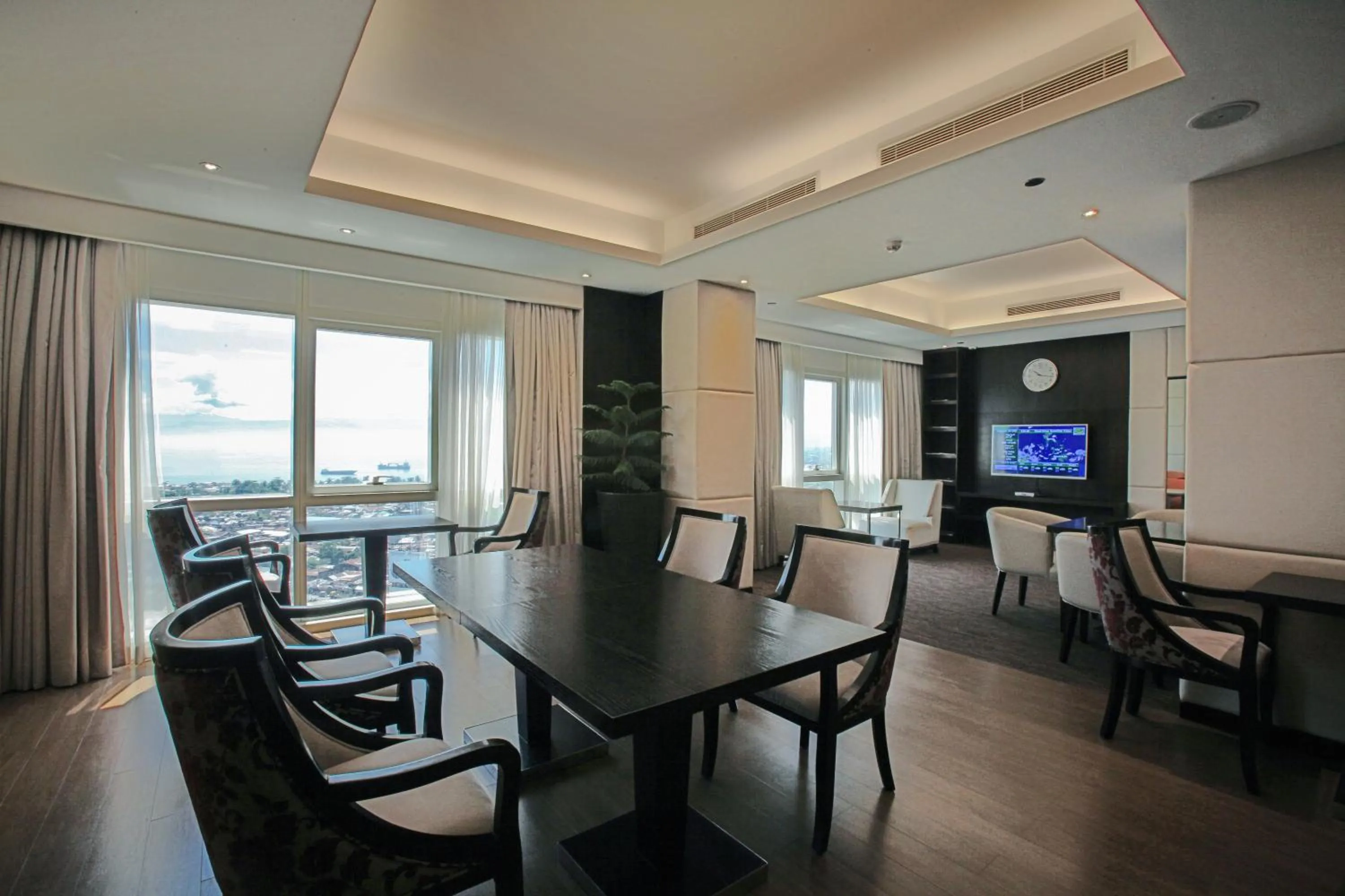 Lounge or bar in Limketkai Luxe Hotel