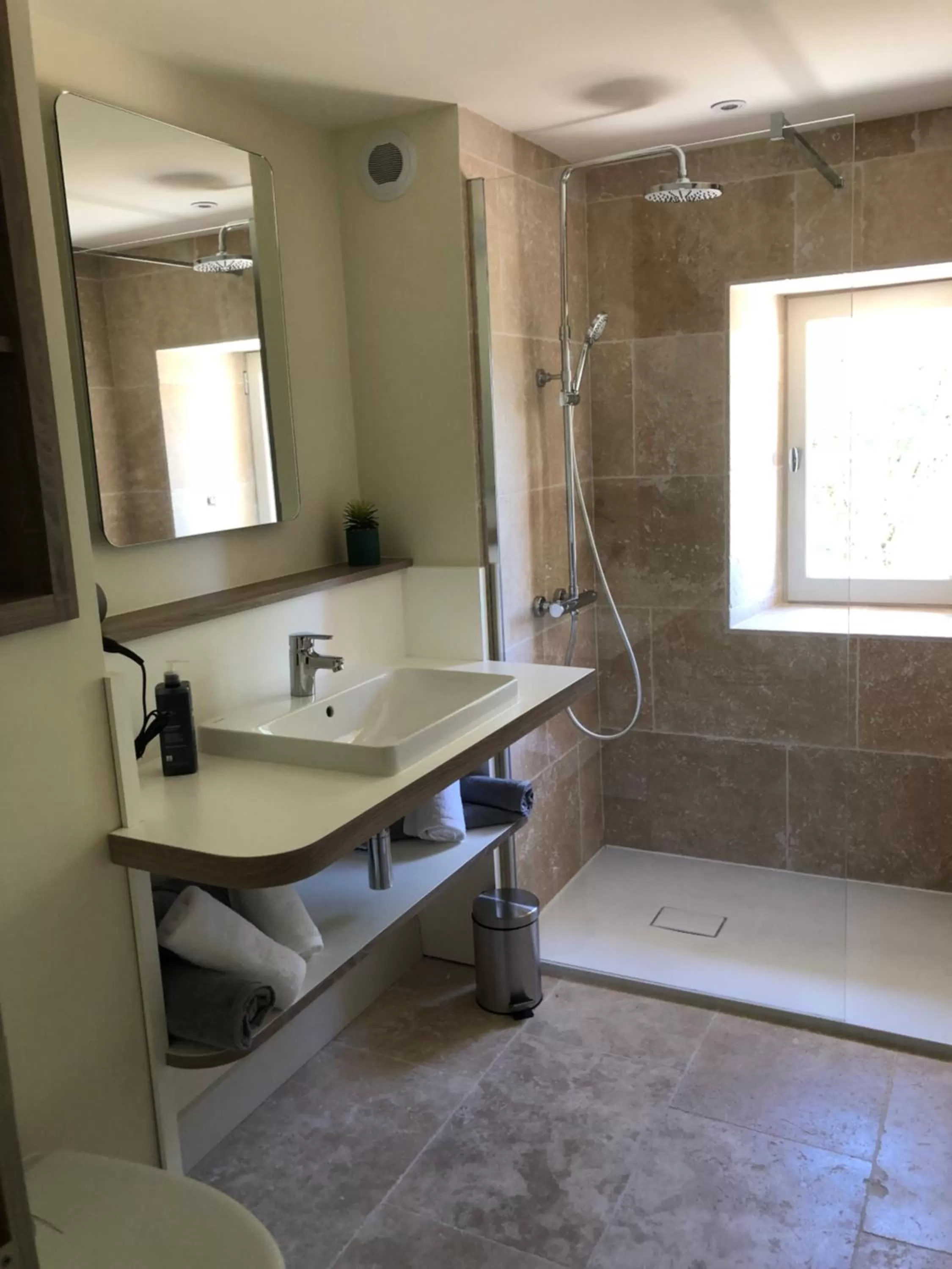 Bathroom in Domaine de Boulouch