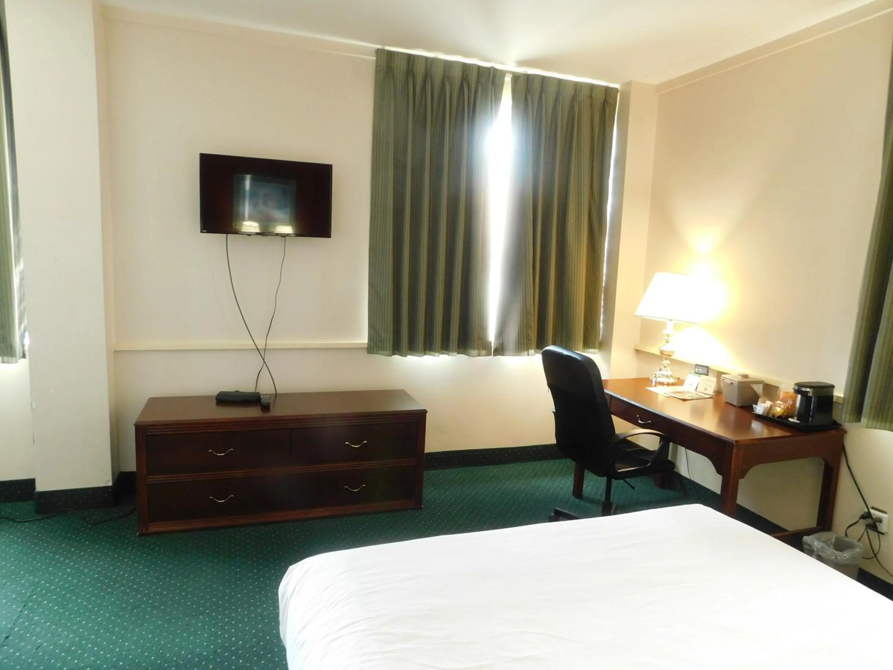 TV and multimedia, TV/Entertainment Center in The Marlborough Hotel