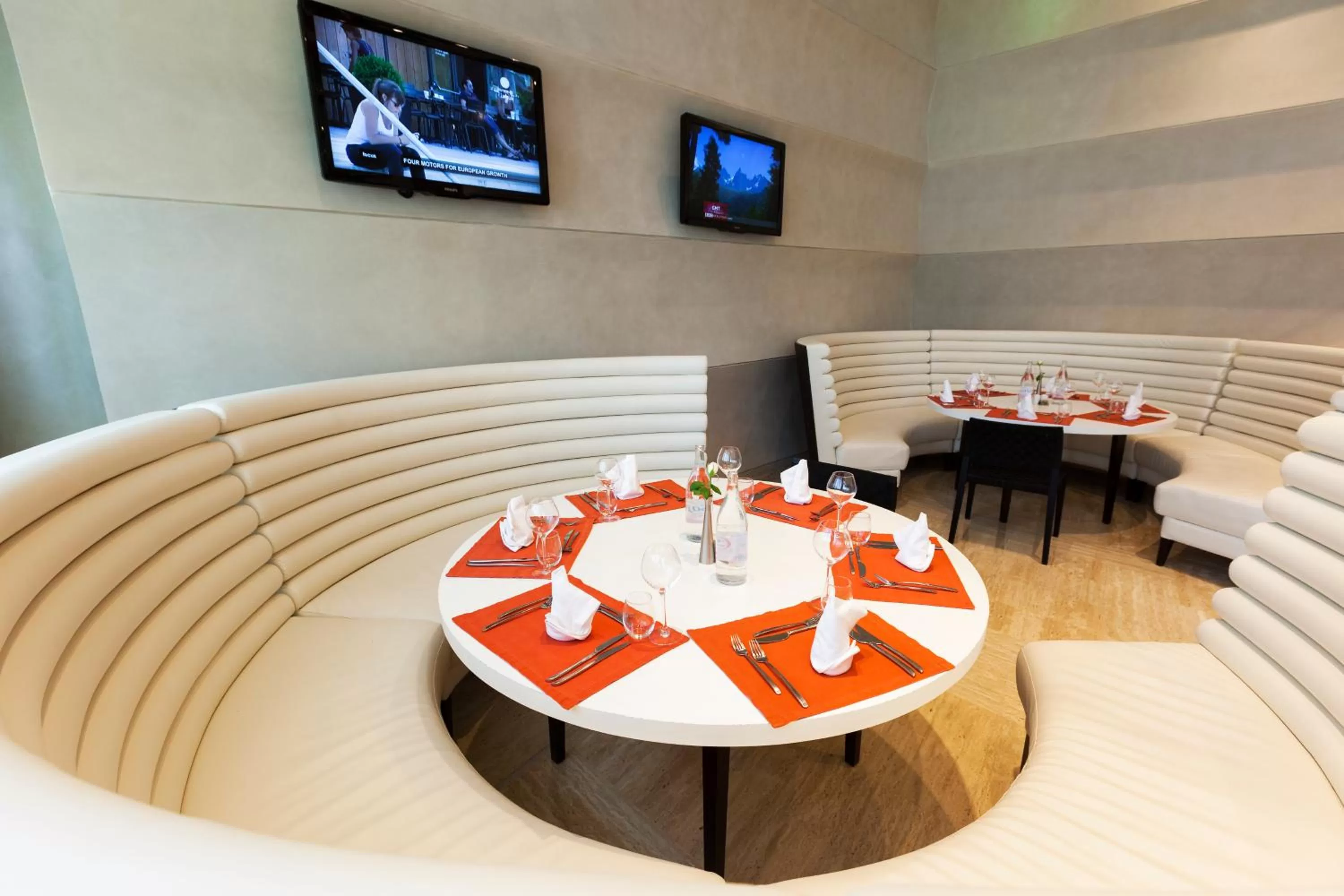 Restaurant/places to eat in Novotel Tunis