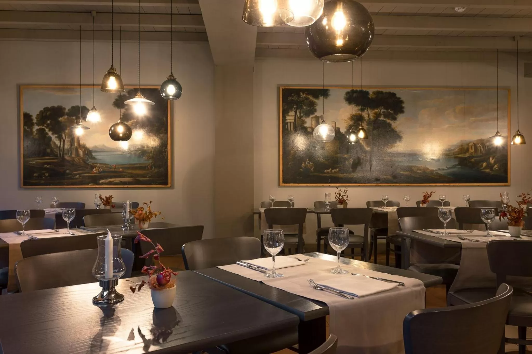 Restaurant/places to eat in Hotel De La Paix