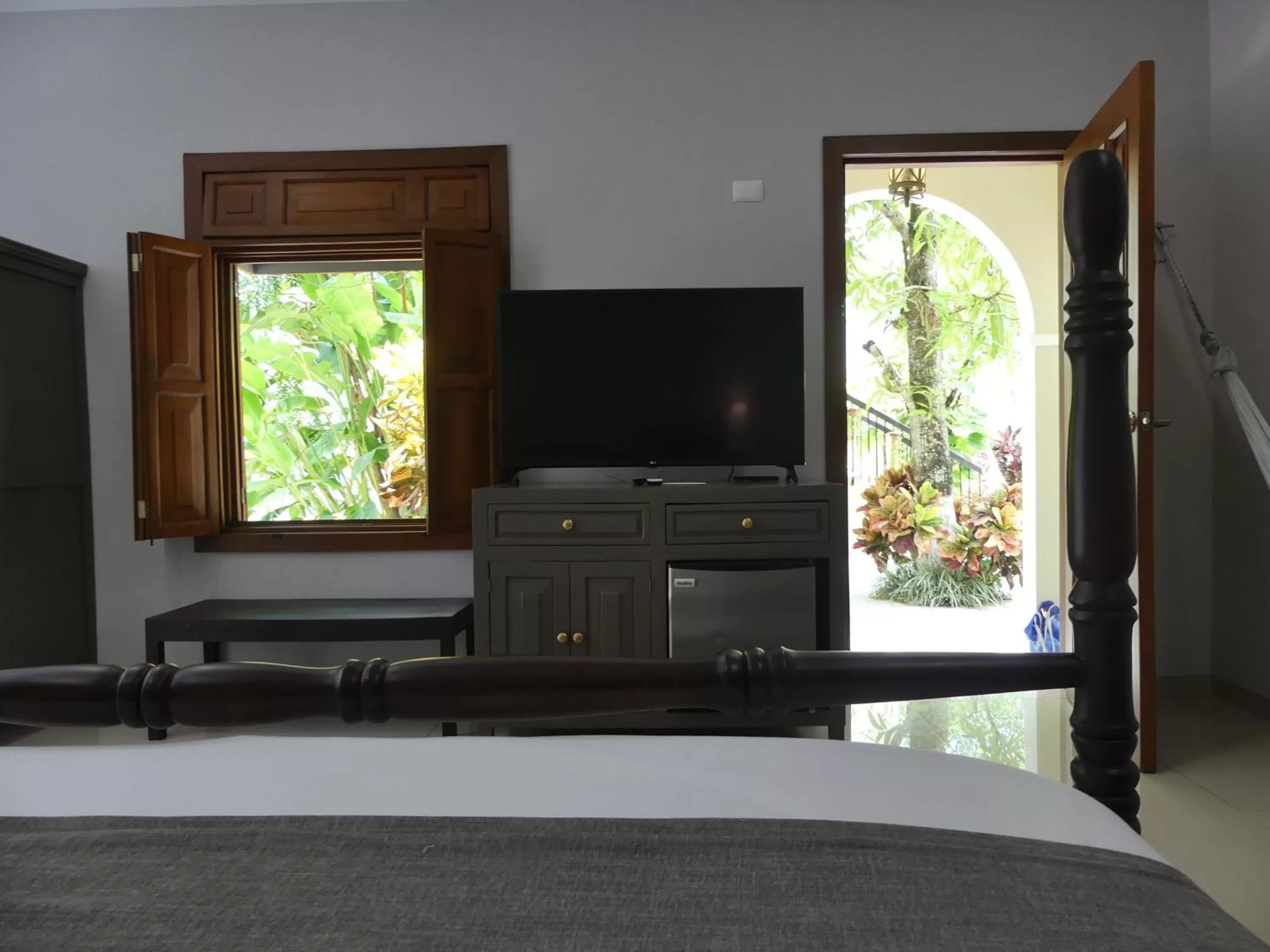 TV and multimedia in Casa Valladolid Boutique Hotel