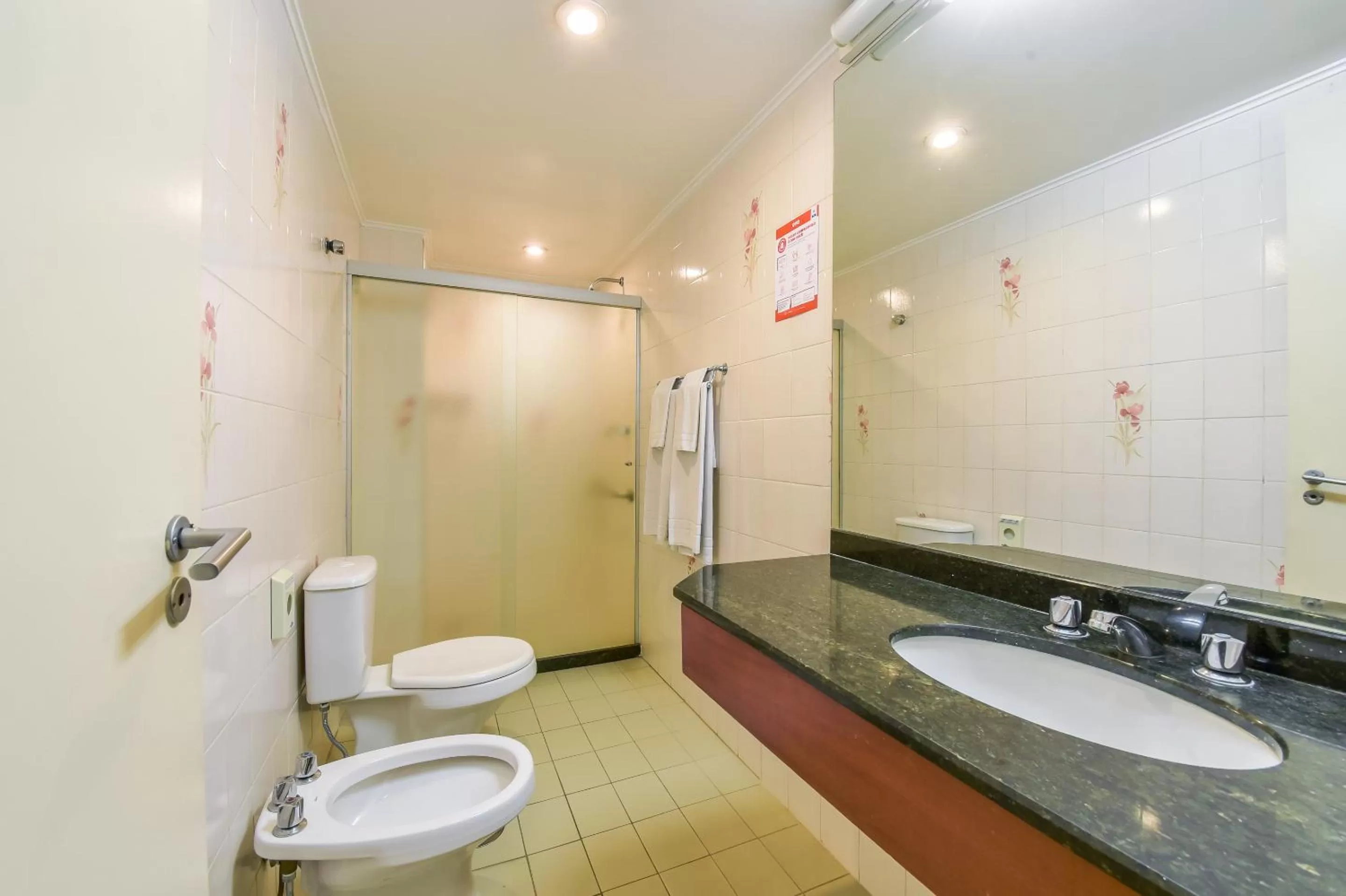 Toilet in Park Tower Campinas Residence by Nacional Inn